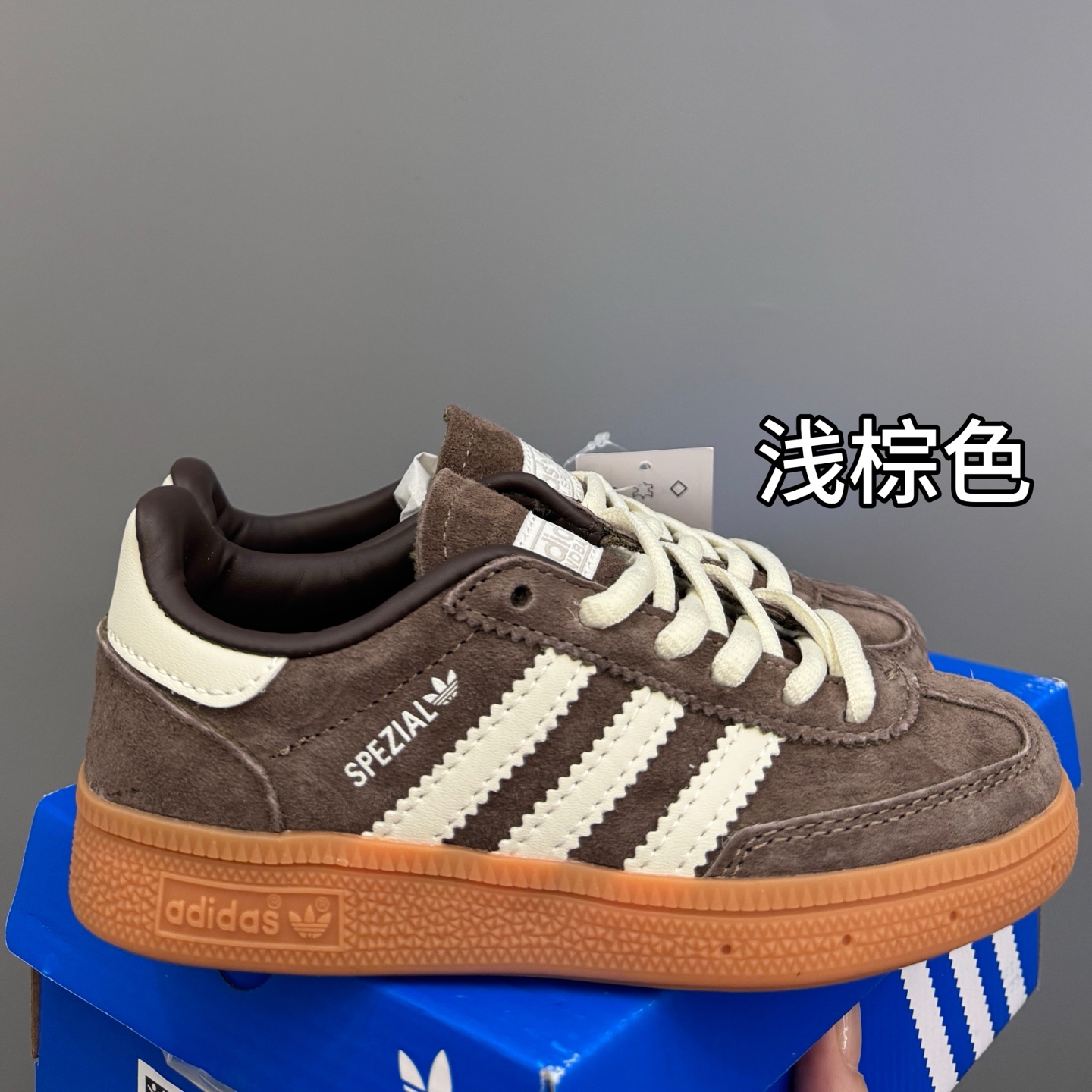 图片[5]-AD德训三代新款handball spezial儿童手球鞋休闲鞋 尺码：24-37码 超百搭的新款德训🆕 优质猪八革面料，质感满分💯 橡胶耐磨防滑大底，脚感超赞👍🏻 额外附赠一对鞋带扣，穿脱更加方便✌🏻-选品中心