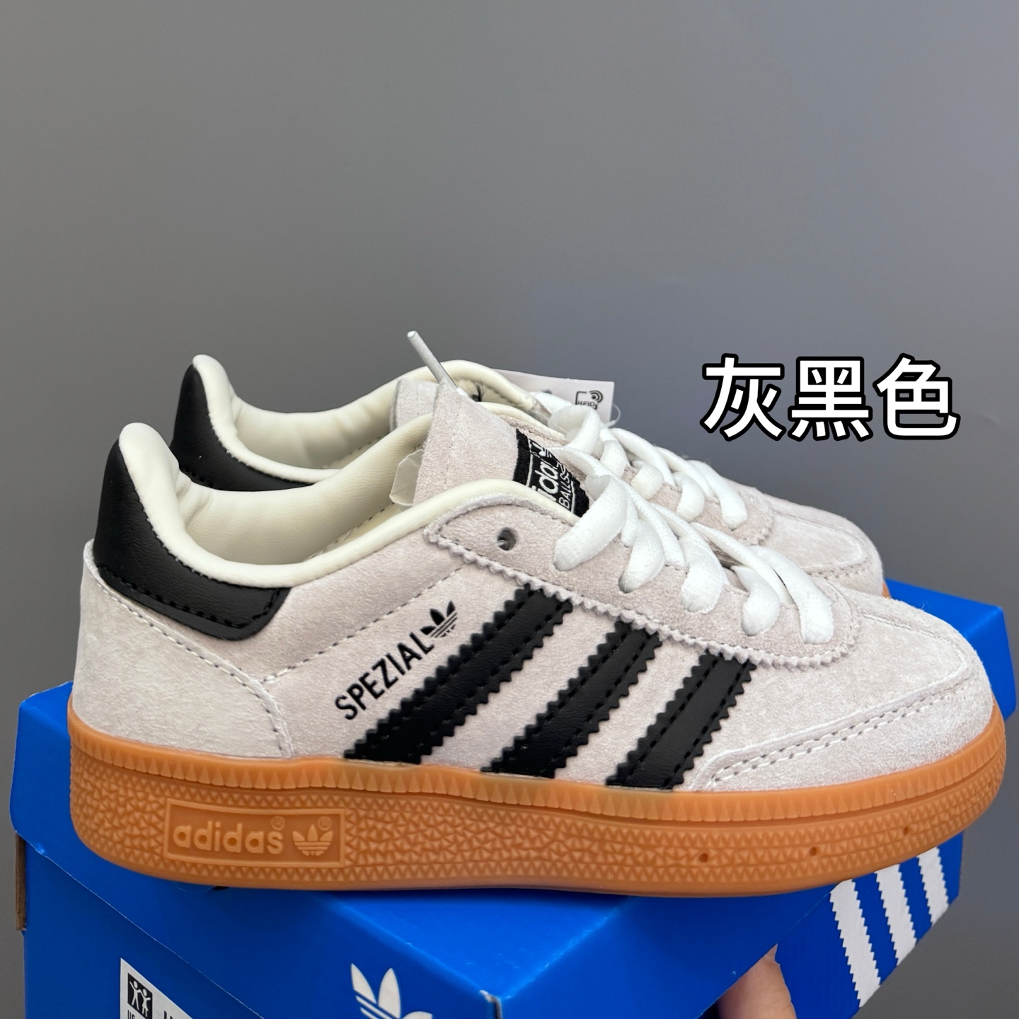 图片[6]-AD德训三代新款handball spezial儿童手球鞋休闲鞋 尺码：24-37码 超百搭的新款德训🆕 优质猪八革面料，质感满分💯 橡胶耐磨防滑大底，脚感超赞👍🏻 额外附赠一对鞋带扣，穿脱更加方便✌🏻-选品中心