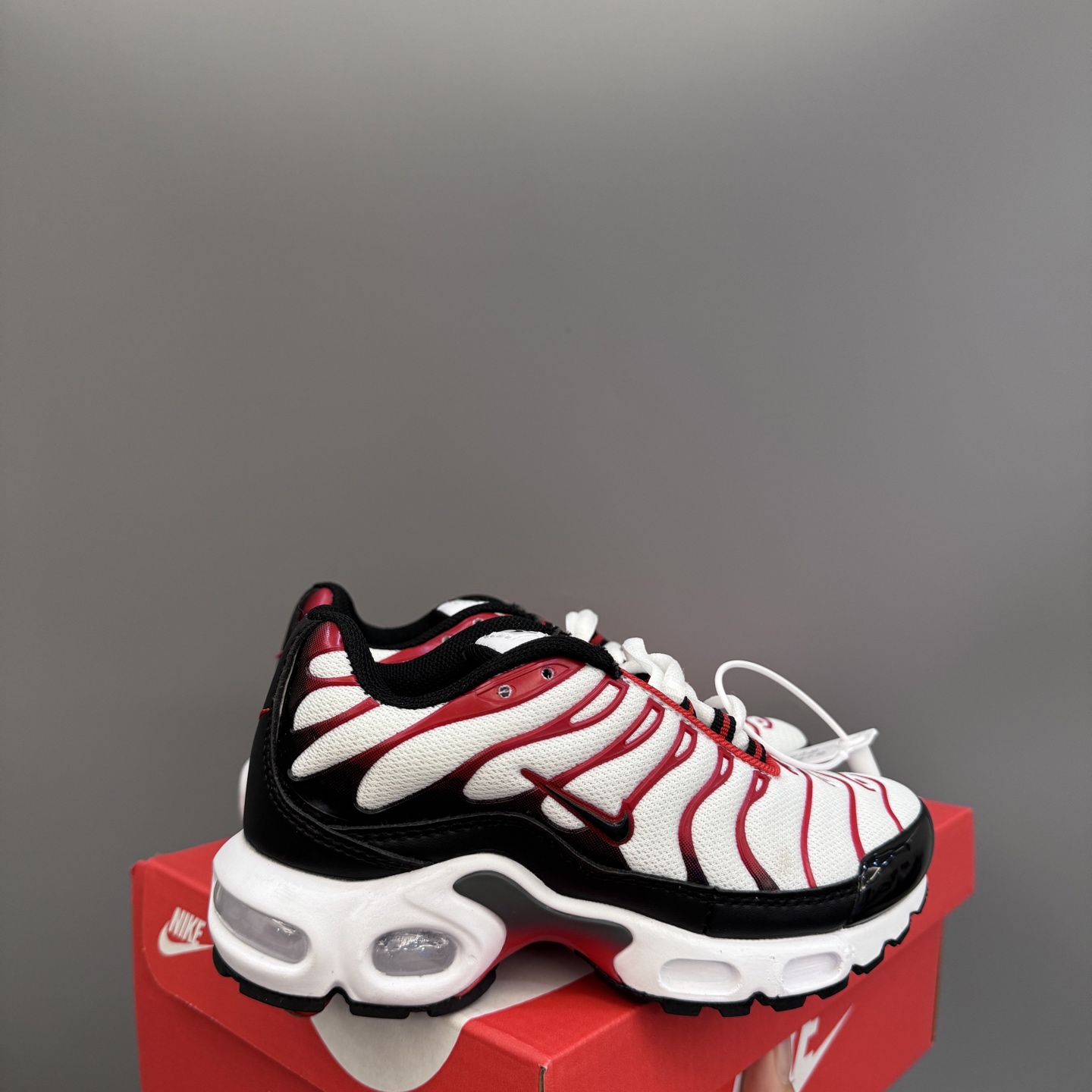 耐克 MAX plus全掌气垫儿童运动鞋 尺码：24-35码 超赞的全掌气垫，脚感超舒适👍🏻 优质鞋面拼接，质感满满💯 上学运动都是超合适单品❤️-选品中心