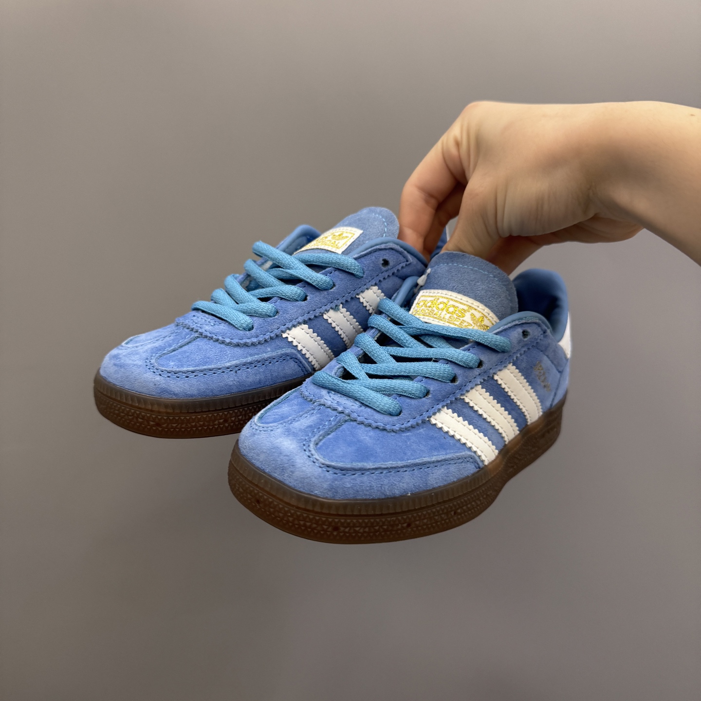 图片[3]-AD德训三代新款handball spezial儿童手球鞋休闲鞋 尺码：24-37码 超百搭的新款德训🆕 优质猪八革面料，质感满分💯 橡胶耐磨防滑大底，脚感超赞👍🏻 额外附赠一对鞋带扣，穿脱更加方便✌🏻-选品中心