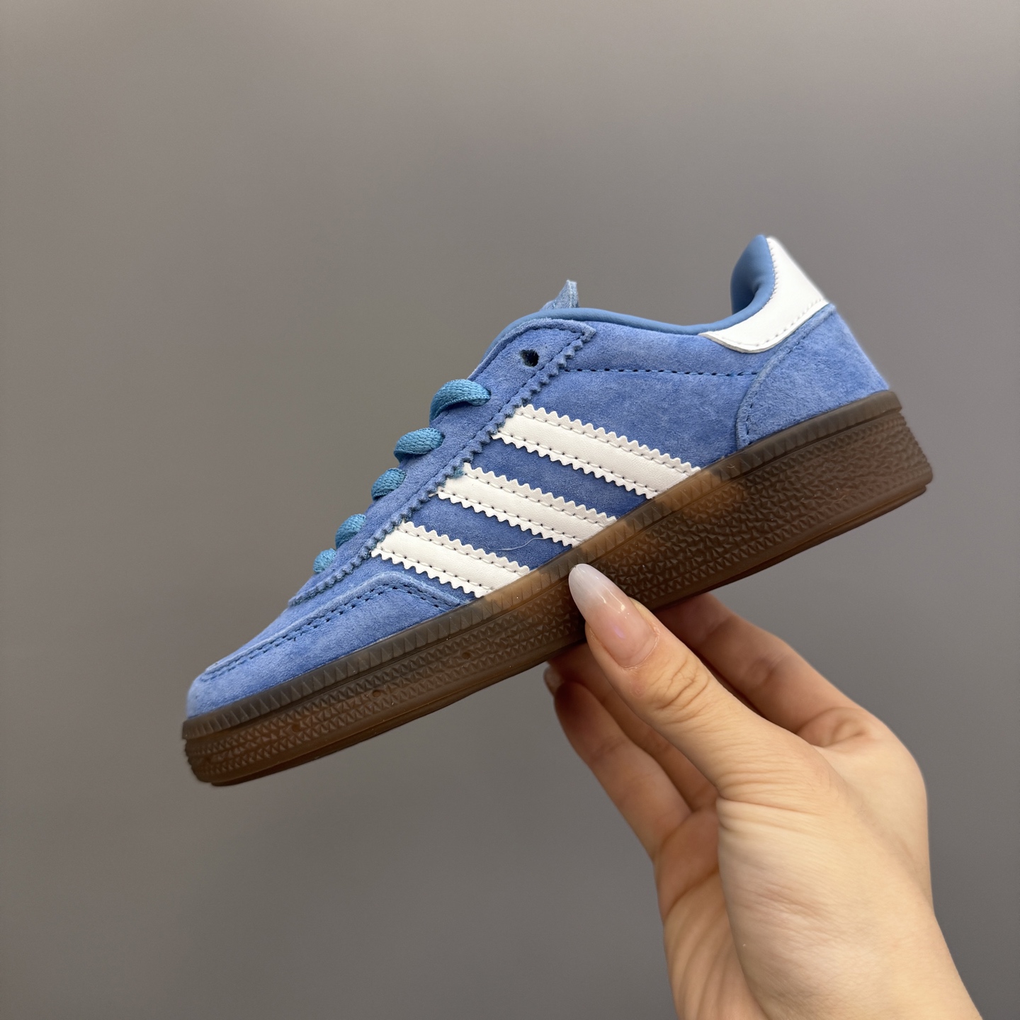 图片[6]-AD德训三代新款handball spezial儿童手球鞋休闲鞋 尺码：24-37码 超百搭的新款德训🆕 优质猪八革面料，质感满分💯 橡胶耐磨防滑大底，脚感超赞👍🏻 额外附赠一对鞋带扣，穿脱更加方便✌🏻-选品中心