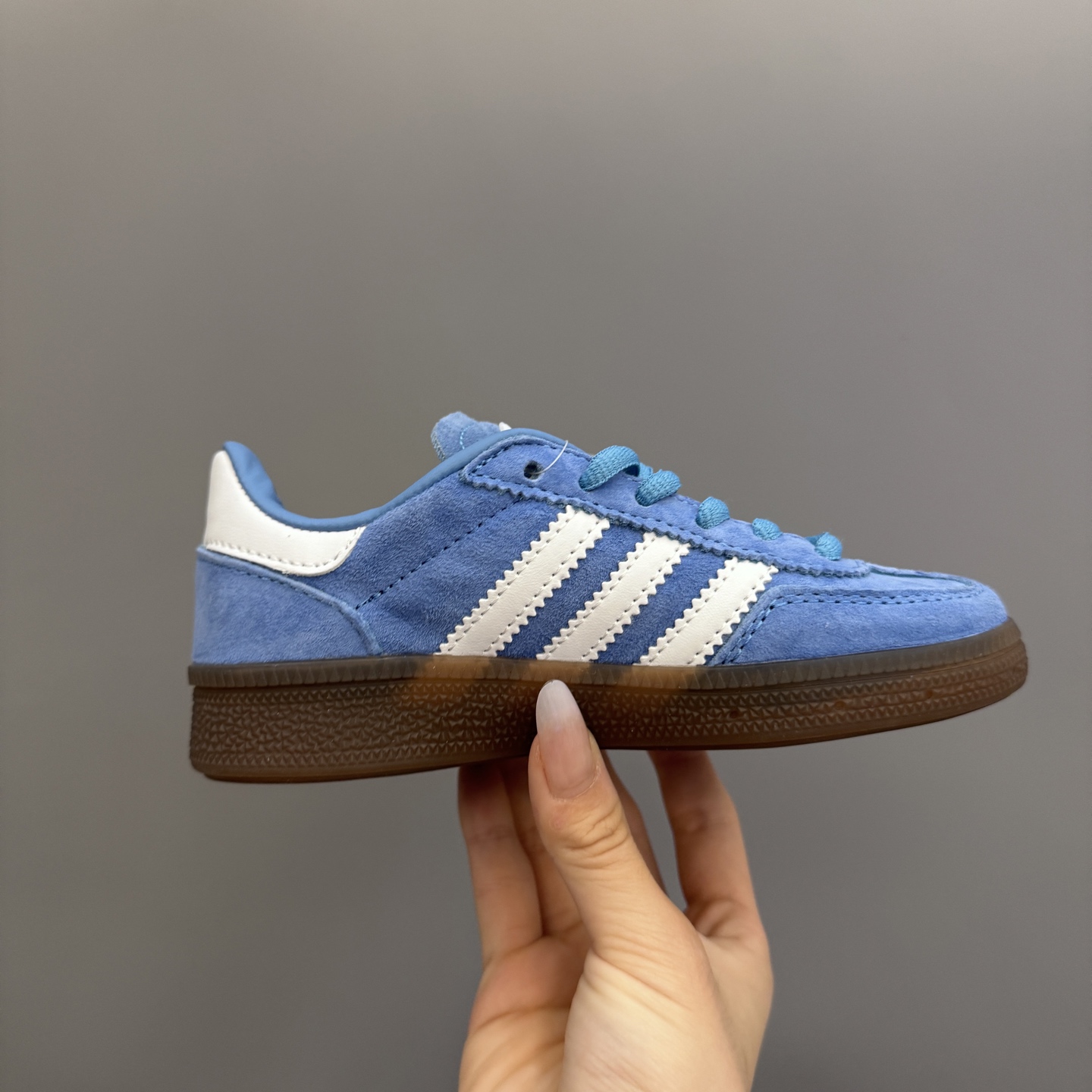 图片[4]-AD德训三代新款handball spezial儿童手球鞋休闲鞋 尺码：24-37码 超百搭的新款德训🆕 优质猪八革面料，质感满分💯 橡胶耐磨防滑大底，脚感超赞👍🏻 额外附赠一对鞋带扣，穿脱更加方便✌🏻-选品中心