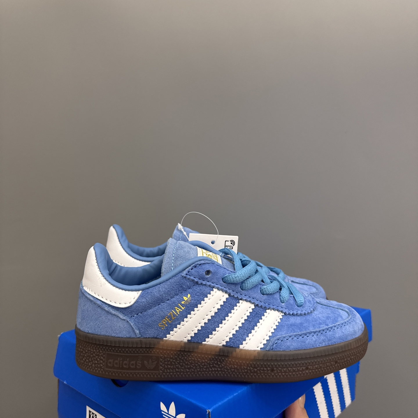 AD德训三代新款handball spezial儿童手球鞋休闲鞋 尺码：24-37码 超百搭的新款德训🆕 优质猪八革面料，质感满分💯 橡胶耐磨防滑大底，脚感超赞👍🏻 额外附赠一对鞋带扣，穿脱更加方便✌🏻-选品中心