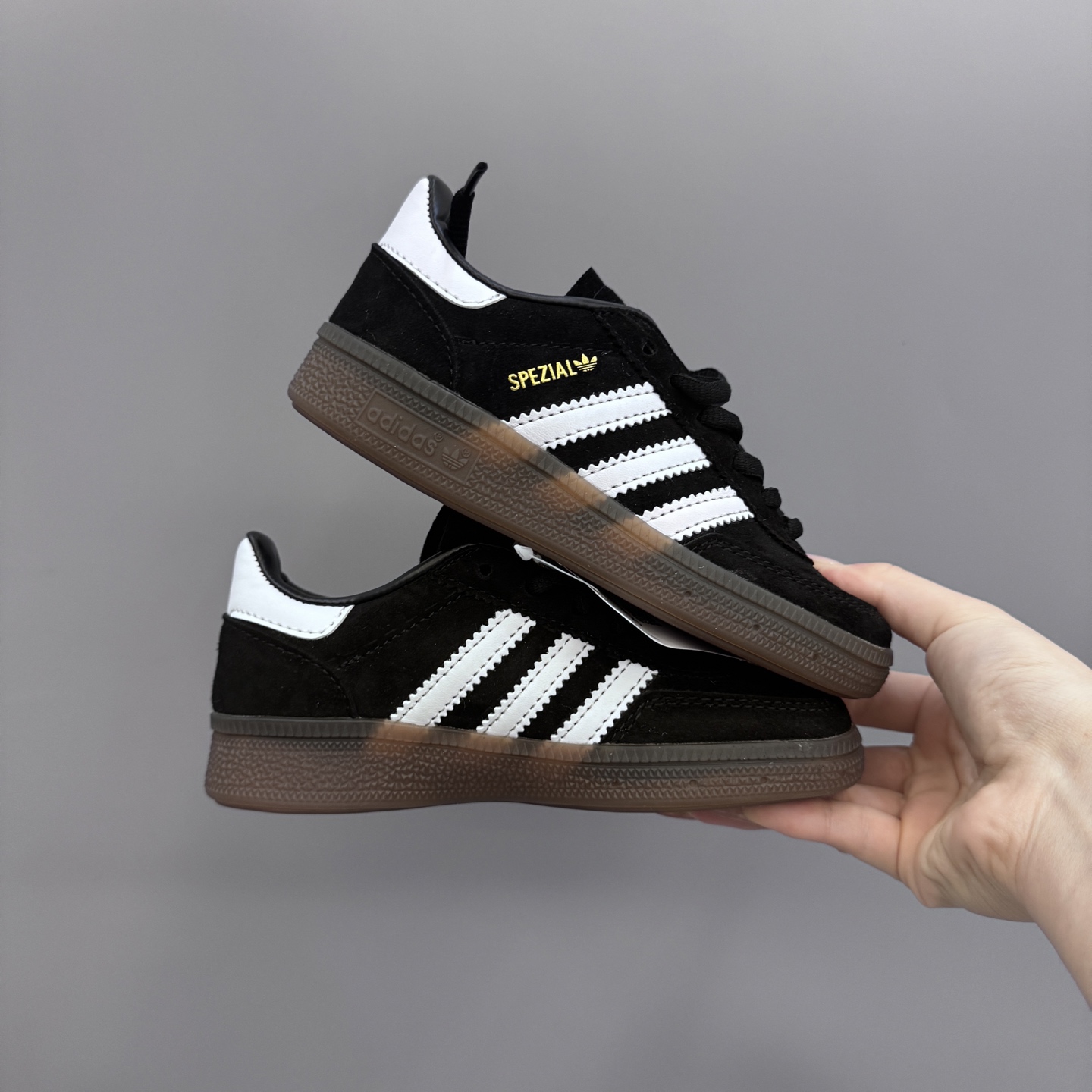 图片[2]-AD德训三代新款handball spezial儿童手球鞋休闲鞋 尺码：24-37码 超百搭的新款德训🆕 优质猪八革面料，质感满分💯 橡胶耐磨防滑大底，脚感超赞👍🏻 额外附赠一对鞋带扣，穿脱更加方便✌🏻-选品中心