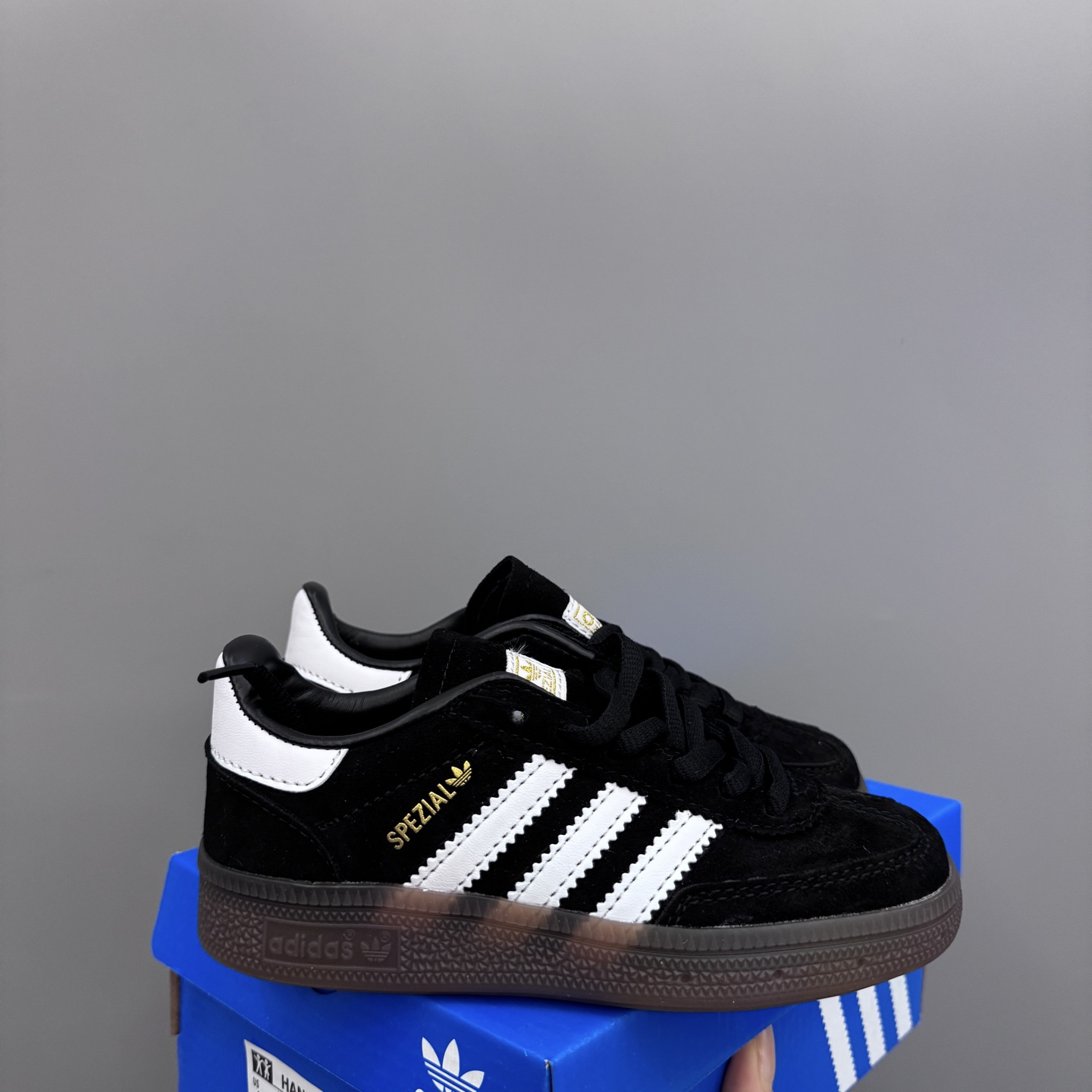 AD德训三代新款handball spezial儿童手球鞋休闲鞋 尺码:24-37码 超百搭的新款德训🆕 优质猪八革面料,质感满分💯 橡胶耐磨防滑大底,脚感超赞👍🏻 额外附赠一对鞋带扣,穿脱更加方便✌🏻-选品中心