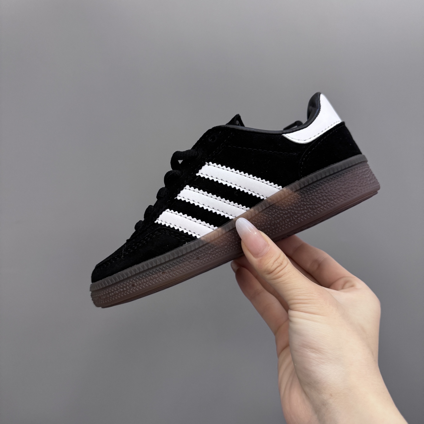 图片[6]-AD德训三代新款handball spezial儿童手球鞋休闲鞋 尺码：24-37码 超百搭的新款德训🆕 优质猪八革面料，质感满分💯 橡胶耐磨防滑大底，脚感超赞👍🏻 额外附赠一对鞋带扣，穿脱更加方便✌🏻-选品中心