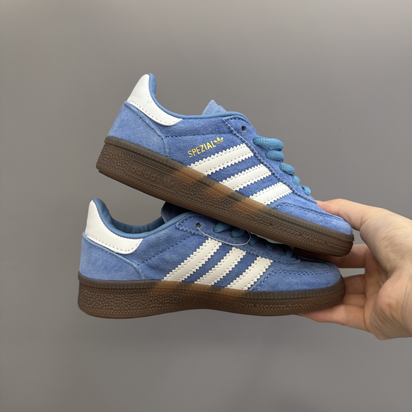 图片[2]-AD德训三代新款handball spezial儿童手球鞋休闲鞋 尺码：24-37码 超百搭的新款德训🆕 优质猪八革面料，质感满分💯 橡胶耐磨防滑大底，脚感超赞👍🏻 额外附赠一对鞋带扣，穿脱更加方便✌🏻-选品中心