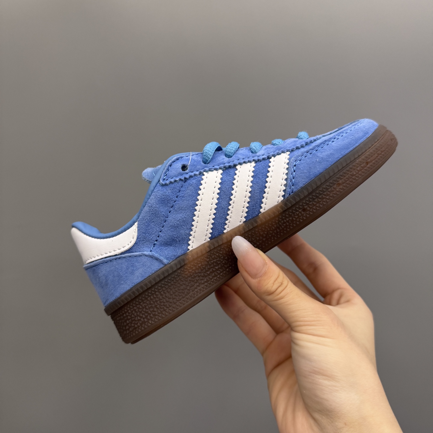 图片[5]-AD德训三代新款handball spezial儿童手球鞋休闲鞋 尺码：24-37码 超百搭的新款德训🆕 优质猪八革面料，质感满分💯 橡胶耐磨防滑大底，脚感超赞👍🏻 额外附赠一对鞋带扣，穿脱更加方便✌🏻-选品中心