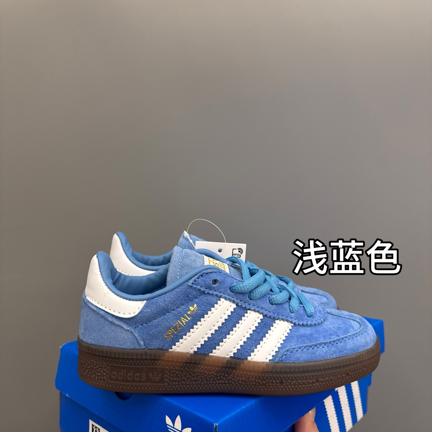 图片[6]-AD德训三代新款handball spezial儿童手球鞋休闲鞋 尺码：24-37码 超百搭的新款德训🆕 优质猪八革面料，质感满分💯 橡胶耐磨防滑大底，脚感超赞👍🏻 额外附赠一对鞋带扣，穿脱更加方便✌🏻-选品中心