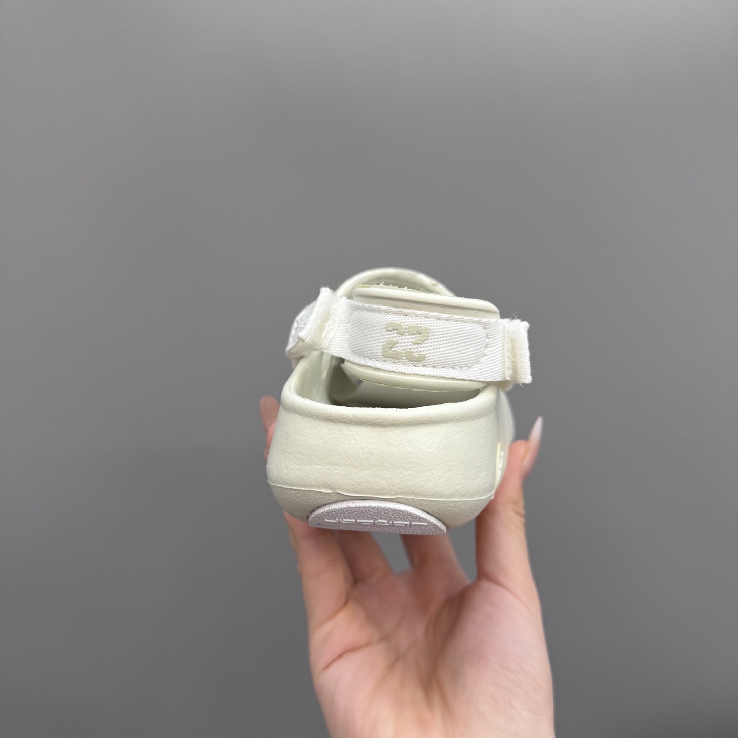 图片[8]-乔丹 Hydrip 儿童洞洞凉鞋22-35 凭借其简单的套穿式设计，为小脚带来无处不在、无所不能的能量。它由一块坚固而有支撑力的泡沫制成，配有弹性鞋跟带和纹理鞋垫，可帮助将小宝贝的脚固定到位。-选品中心