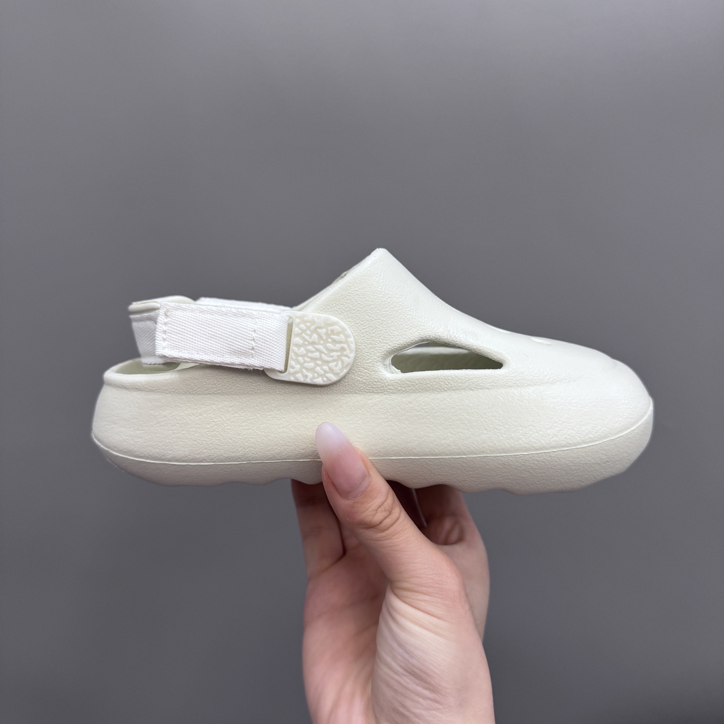 图片[4]-乔丹 Hydrip 儿童洞洞凉鞋22-35 凭借其简单的套穿式设计，为小脚带来无处不在、无所不能的能量。它由一块坚固而有支撑力的泡沫制成，配有弹性鞋跟带和纹理鞋垫，可帮助将小宝贝的脚固定到位。-选品中心