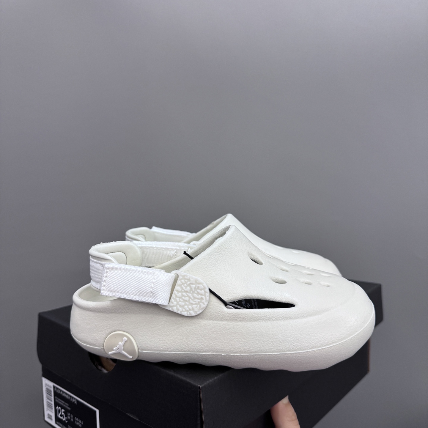 乔丹 Hydrip 儿童洞洞凉鞋22-35 凭借其简单的套穿式设计，为小脚带来无处不在、无所不能的能量。它由一块坚固而有支撑力的泡沫制成，配有弹性鞋跟带和纹理鞋垫，可帮助将小宝贝的脚固定到位。-选品中心