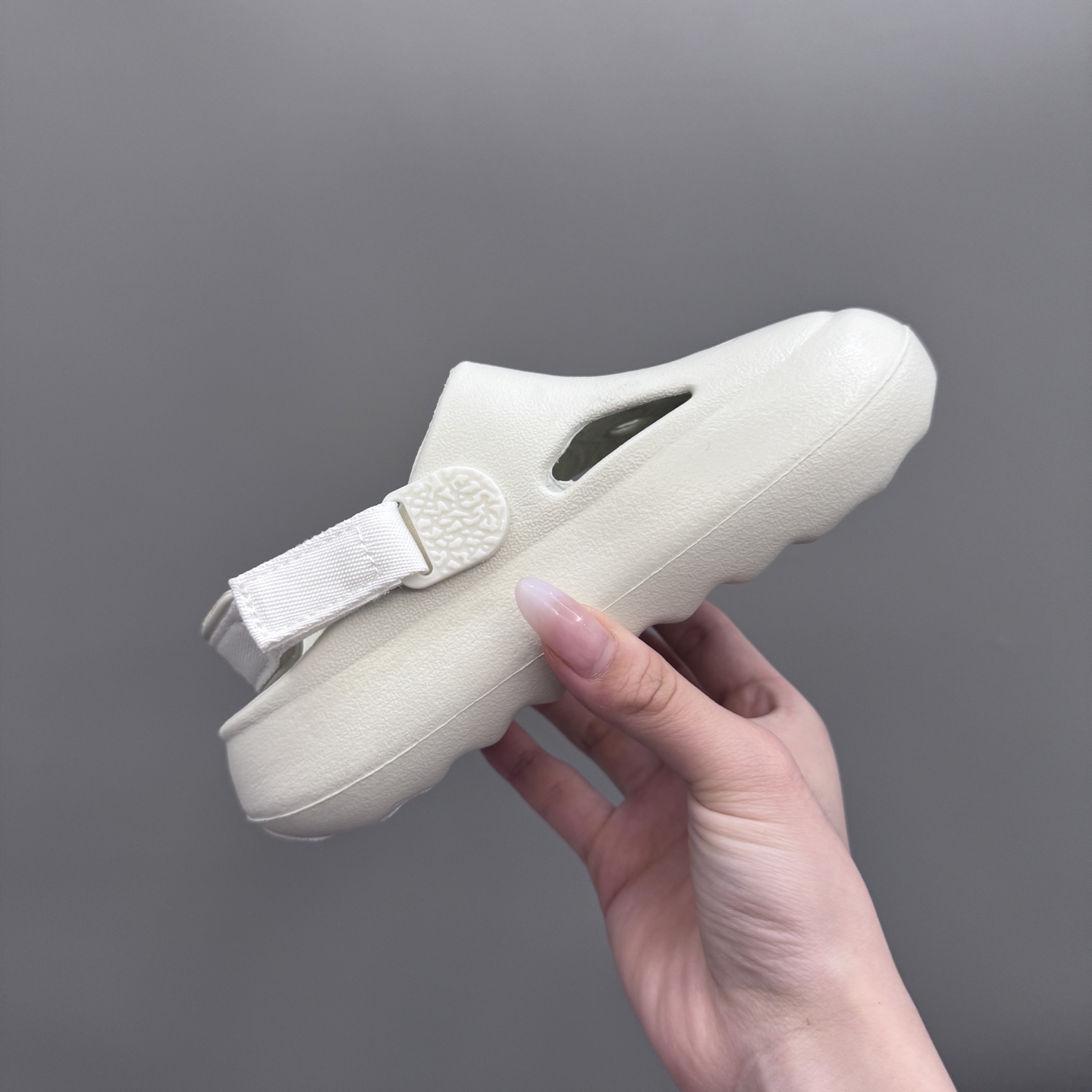 图片[5]-乔丹 Hydrip 儿童洞洞凉鞋22-35 凭借其简单的套穿式设计，为小脚带来无处不在、无所不能的能量。它由一块坚固而有支撑力的泡沫制成，配有弹性鞋跟带和纹理鞋垫，可帮助将小宝贝的脚固定到位。-选品中心