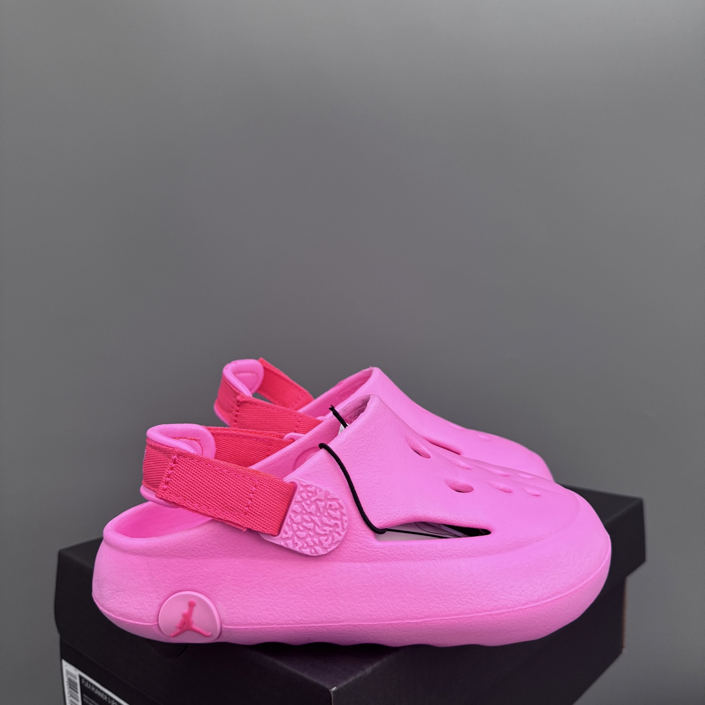 乔丹 Hydrip 儿童洞洞凉鞋22-35 凭借其简单的套穿式设计，为小脚带来无处不在、无所不能的能量。它由一块坚固而有支撑力的泡沫制成，配有弹性鞋跟带和纹理鞋垫，可帮助将小宝贝的脚固定到位。-选品中心