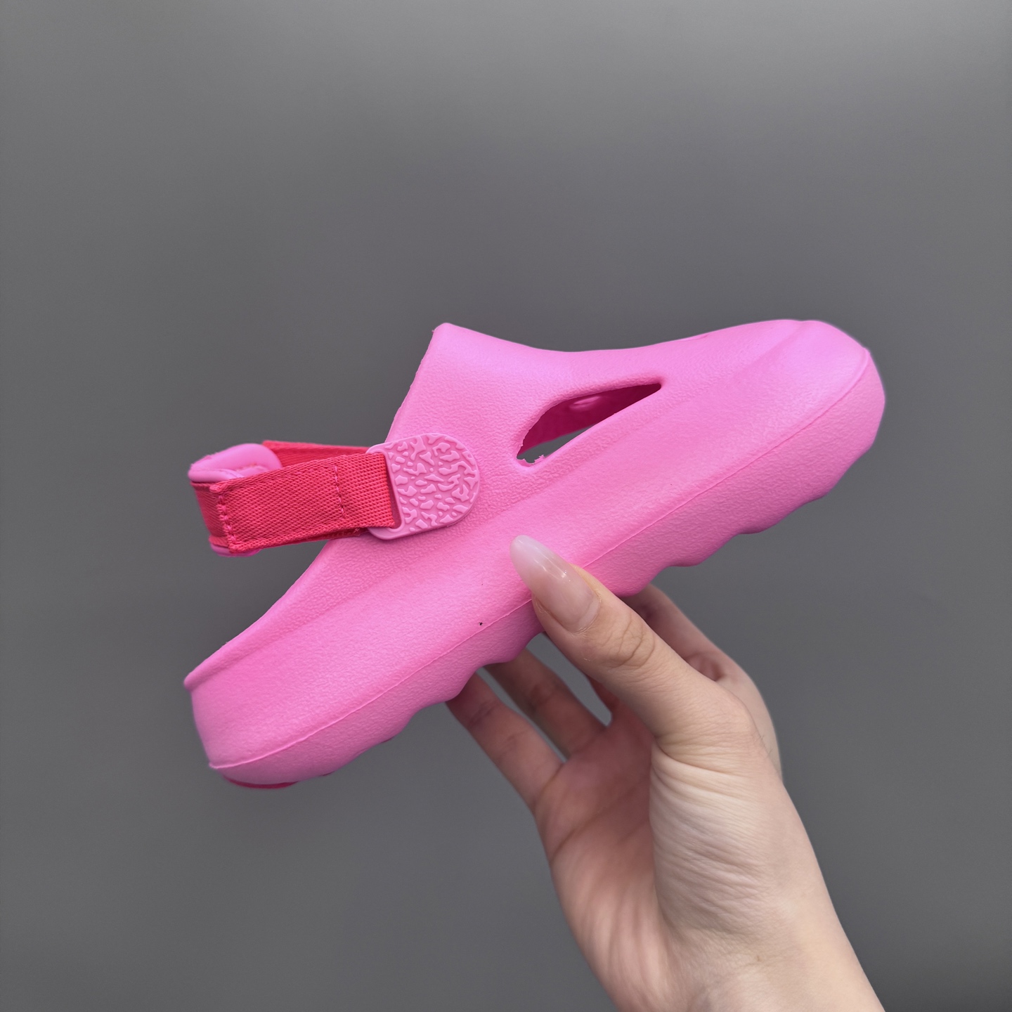 图片[5]-乔丹 Hydrip 儿童洞洞凉鞋22-35 凭借其简单的套穿式设计，为小脚带来无处不在、无所不能的能量。它由一块坚固而有支撑力的泡沫制成，配有弹性鞋跟带和纹理鞋垫，可帮助将小宝贝的脚固定到位。-选品中心