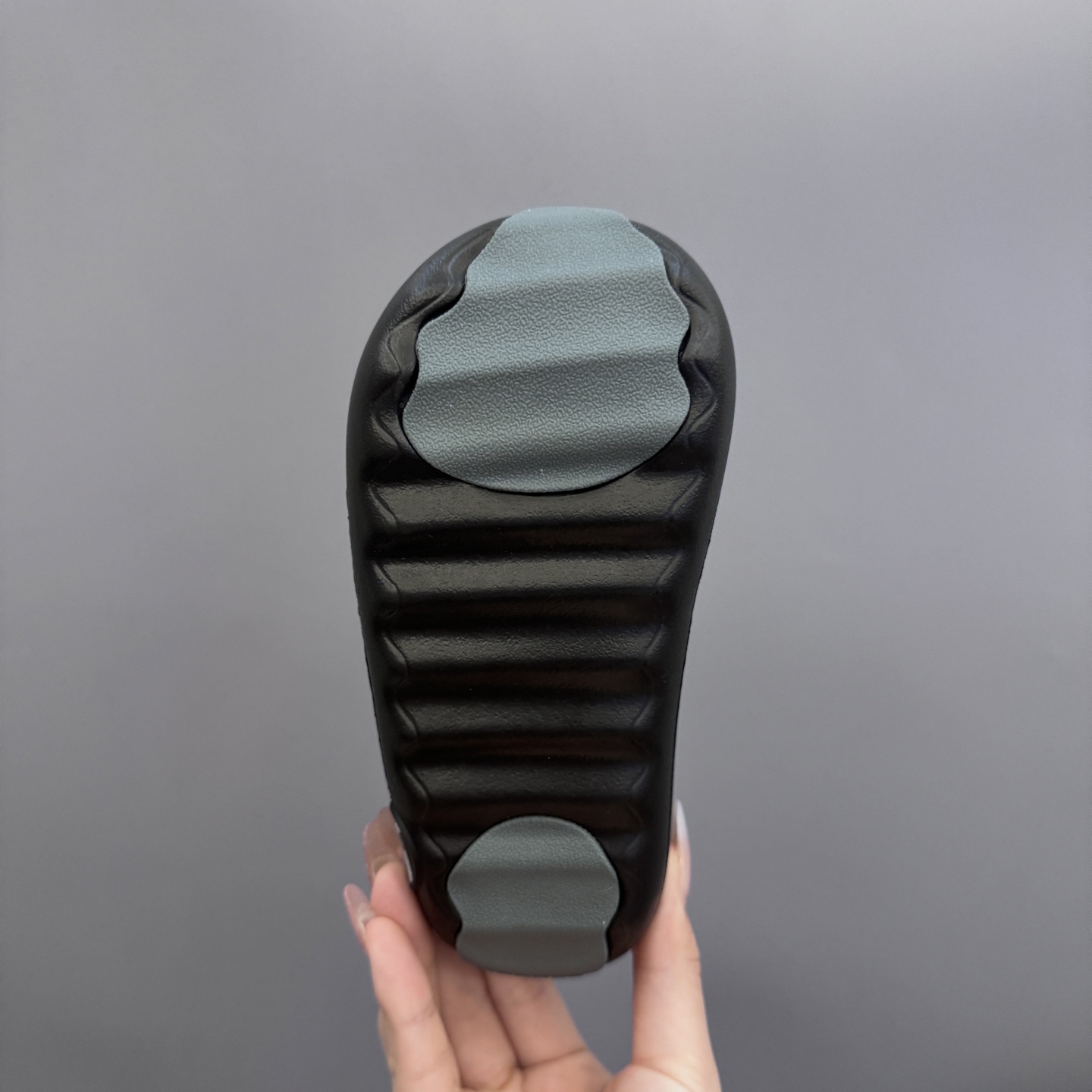 图片[9]-乔丹 Hydrip 儿童洞洞凉鞋22-35 凭借其简单的套穿式设计，为小脚带来无处不在、无所不能的能量。它由一块坚固而有支撑力的泡沫制成，配有弹性鞋跟带和纹理鞋垫，可帮助将小宝贝的脚固定到位。-选品中心