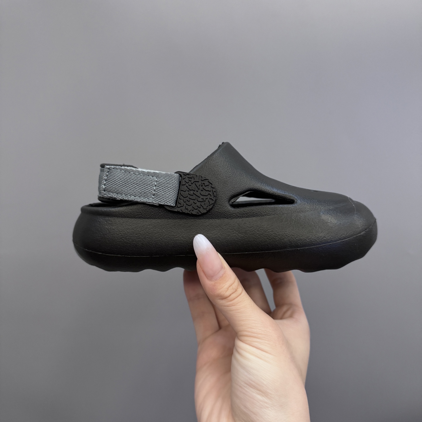 图片[4]-乔丹 Hydrip 儿童洞洞凉鞋22-35 凭借其简单的套穿式设计，为小脚带来无处不在、无所不能的能量。它由一块坚固而有支撑力的泡沫制成，配有弹性鞋跟带和纹理鞋垫，可帮助将小宝贝的脚固定到位。-选品中心