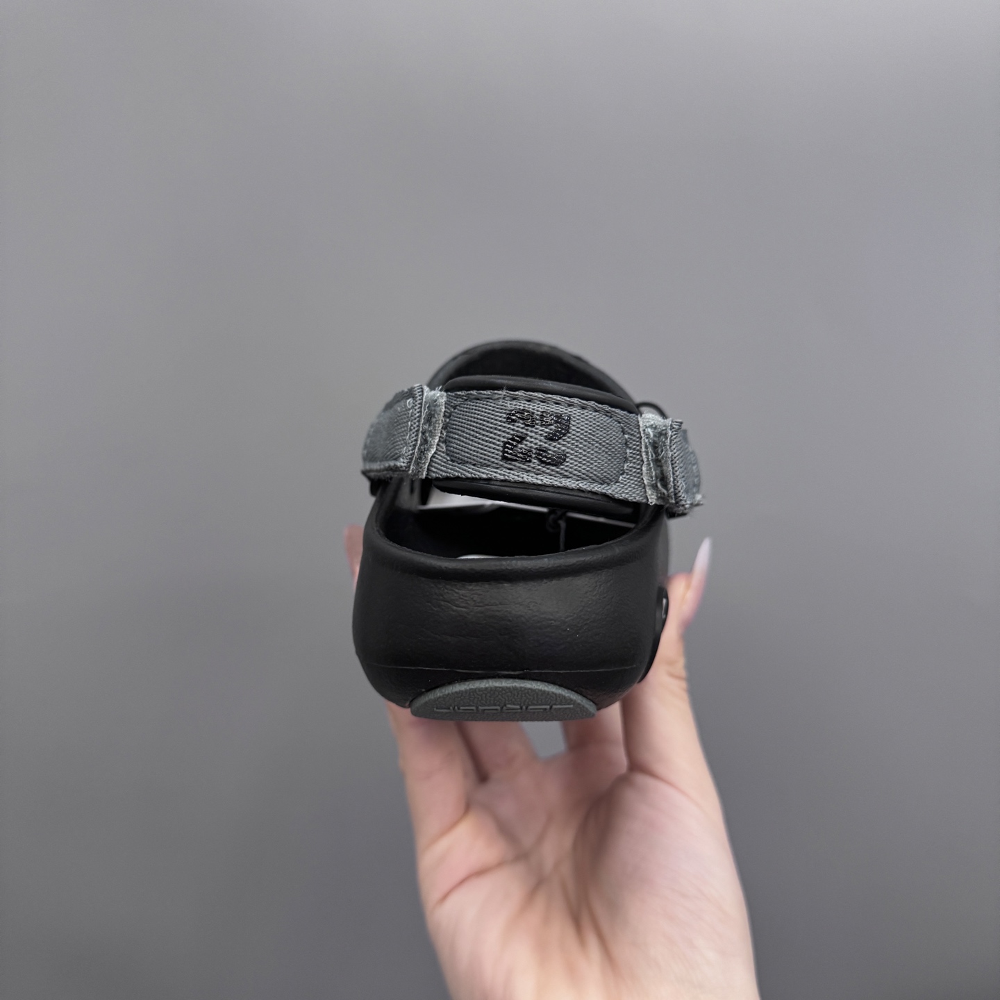 图片[8]-乔丹 Hydrip 儿童洞洞凉鞋22-35 凭借其简单的套穿式设计，为小脚带来无处不在、无所不能的能量。它由一块坚固而有支撑力的泡沫制成，配有弹性鞋跟带和纹理鞋垫，可帮助将小宝贝的脚固定到位。-选品中心