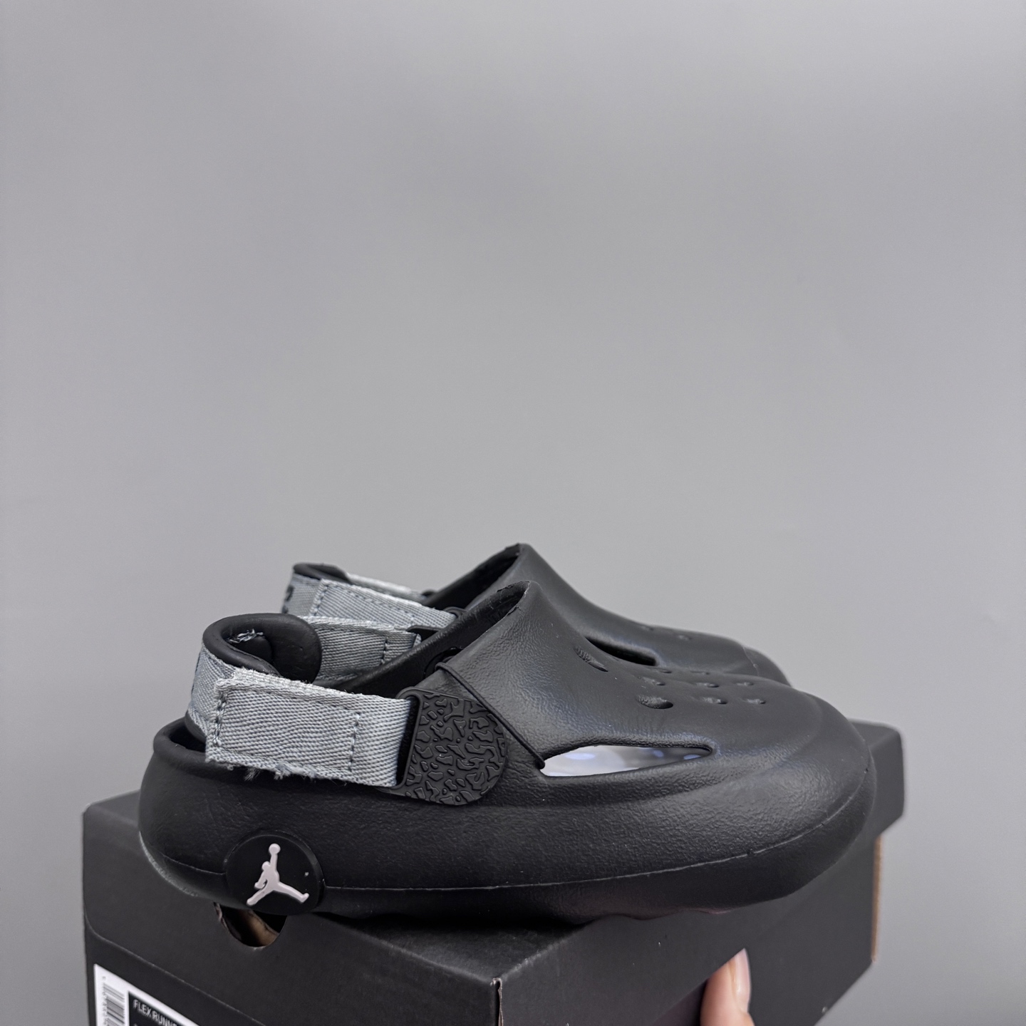 乔丹 Hydrip 儿童洞洞凉鞋22-35 凭借其简单的套穿式设计，为小脚带来无处不在、无所不能的能量。它由一块坚固而有支撑力的泡沫制成，配有弹性鞋跟带和纹理鞋垫，可帮助将小宝贝的脚固定到位。-选品中心