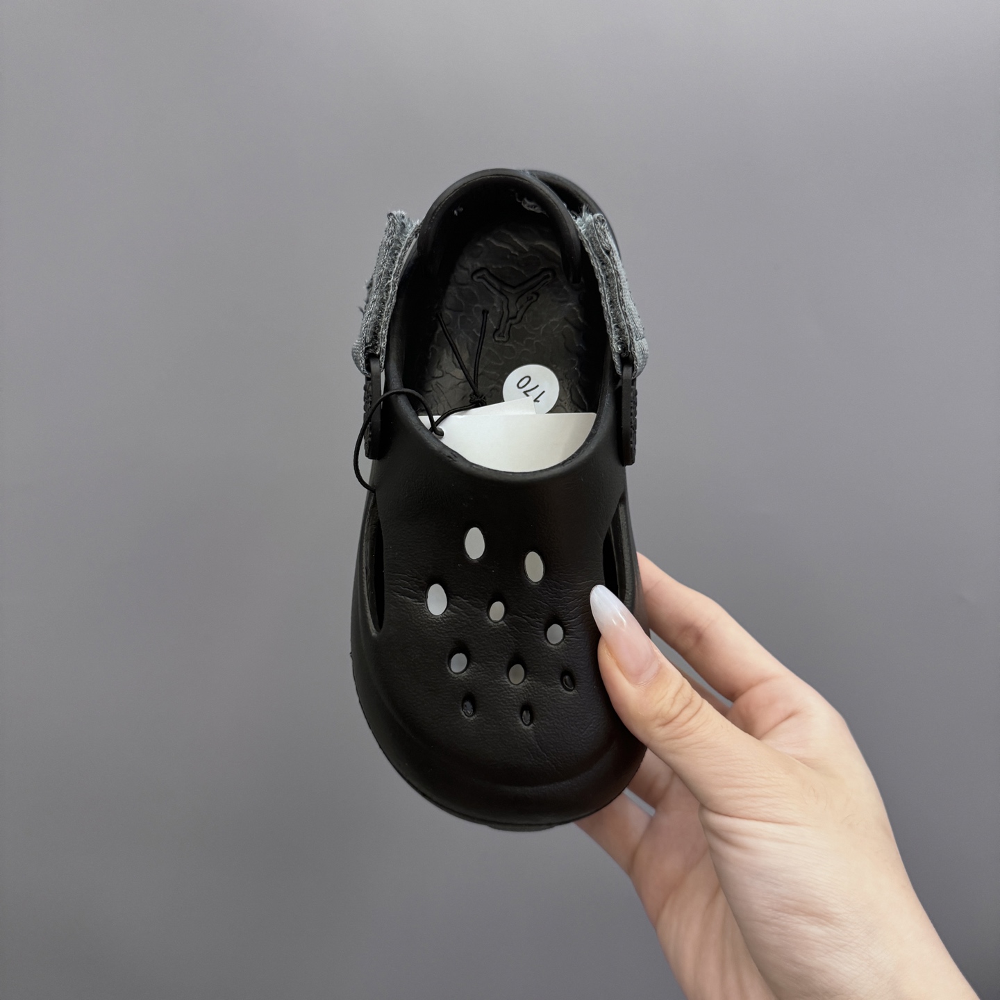 图片[7]-乔丹 Hydrip 儿童洞洞凉鞋22-35 凭借其简单的套穿式设计，为小脚带来无处不在、无所不能的能量。它由一块坚固而有支撑力的泡沫制成，配有弹性鞋跟带和纹理鞋垫，可帮助将小宝贝的脚固定到位。-选品中心