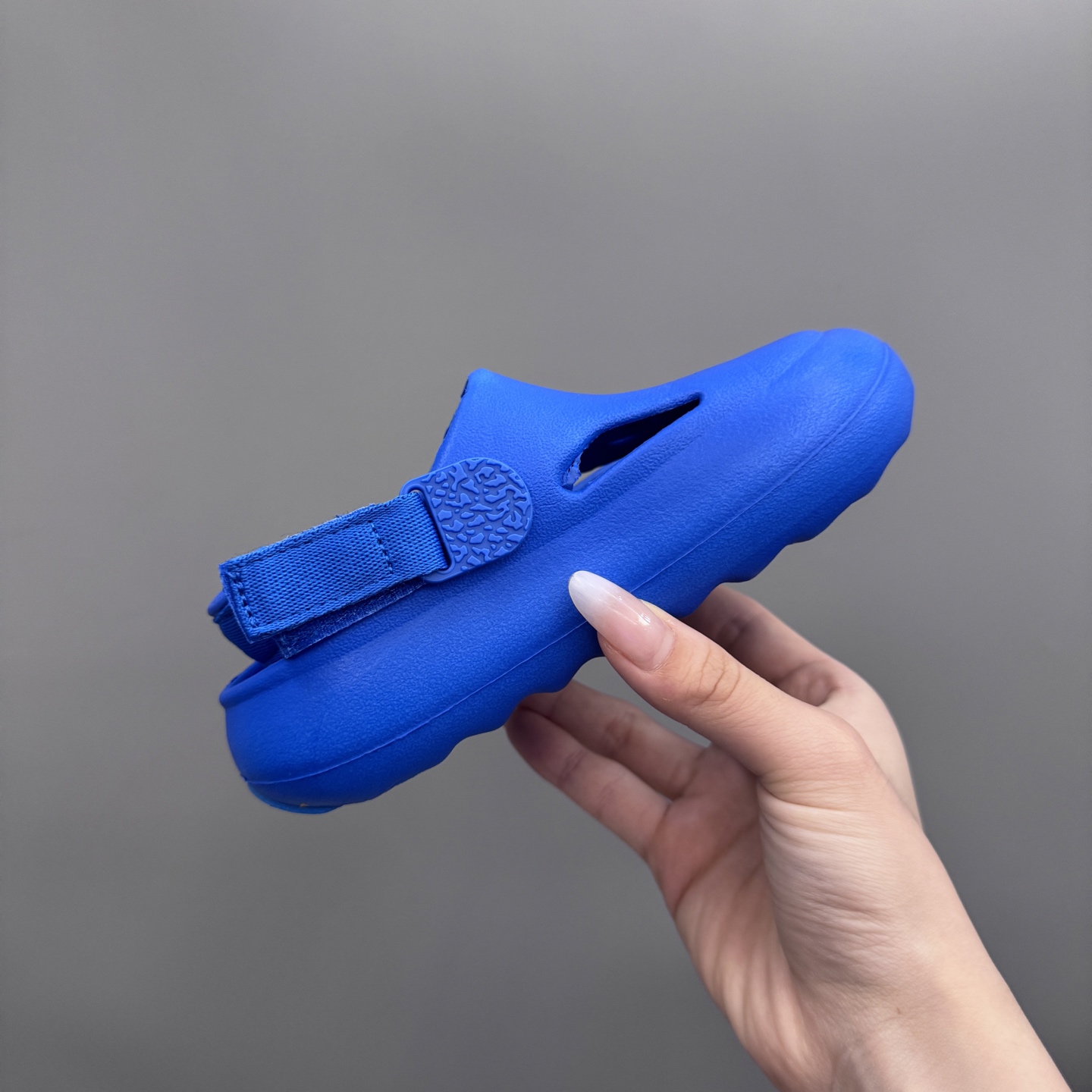 图片[5]-乔丹 Hydrip 儿童洞洞凉鞋22-35 凭借其简单的套穿式设计，为小脚带来无处不在、无所不能的能量。它由一块坚固而有支撑力的泡沫制成，配有弹性鞋跟带和纹理鞋垫，可帮助将小宝贝的脚固定到位。-选品中心