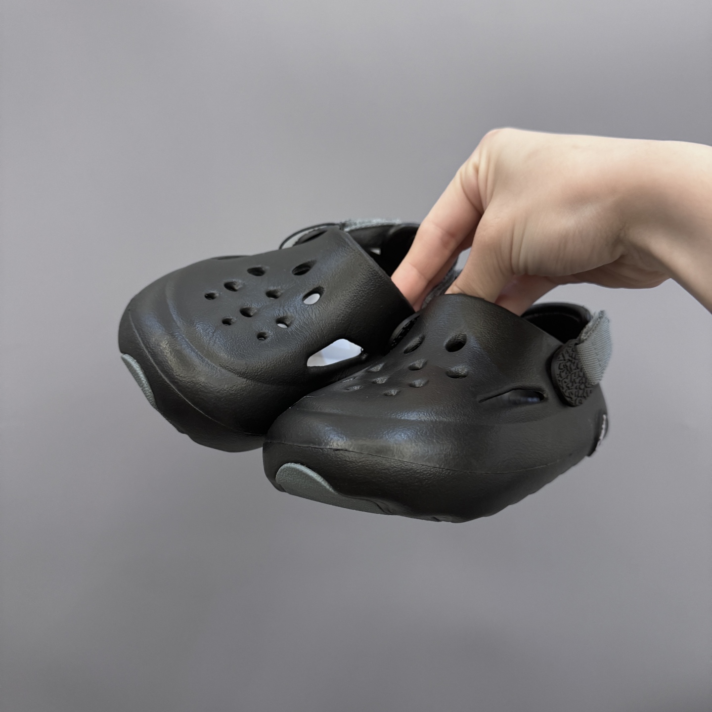 图片[3]-乔丹 Hydrip 儿童洞洞凉鞋22-35 凭借其简单的套穿式设计，为小脚带来无处不在、无所不能的能量。它由一块坚固而有支撑力的泡沫制成，配有弹性鞋跟带和纹理鞋垫，可帮助将小宝贝的脚固定到位。-选品中心