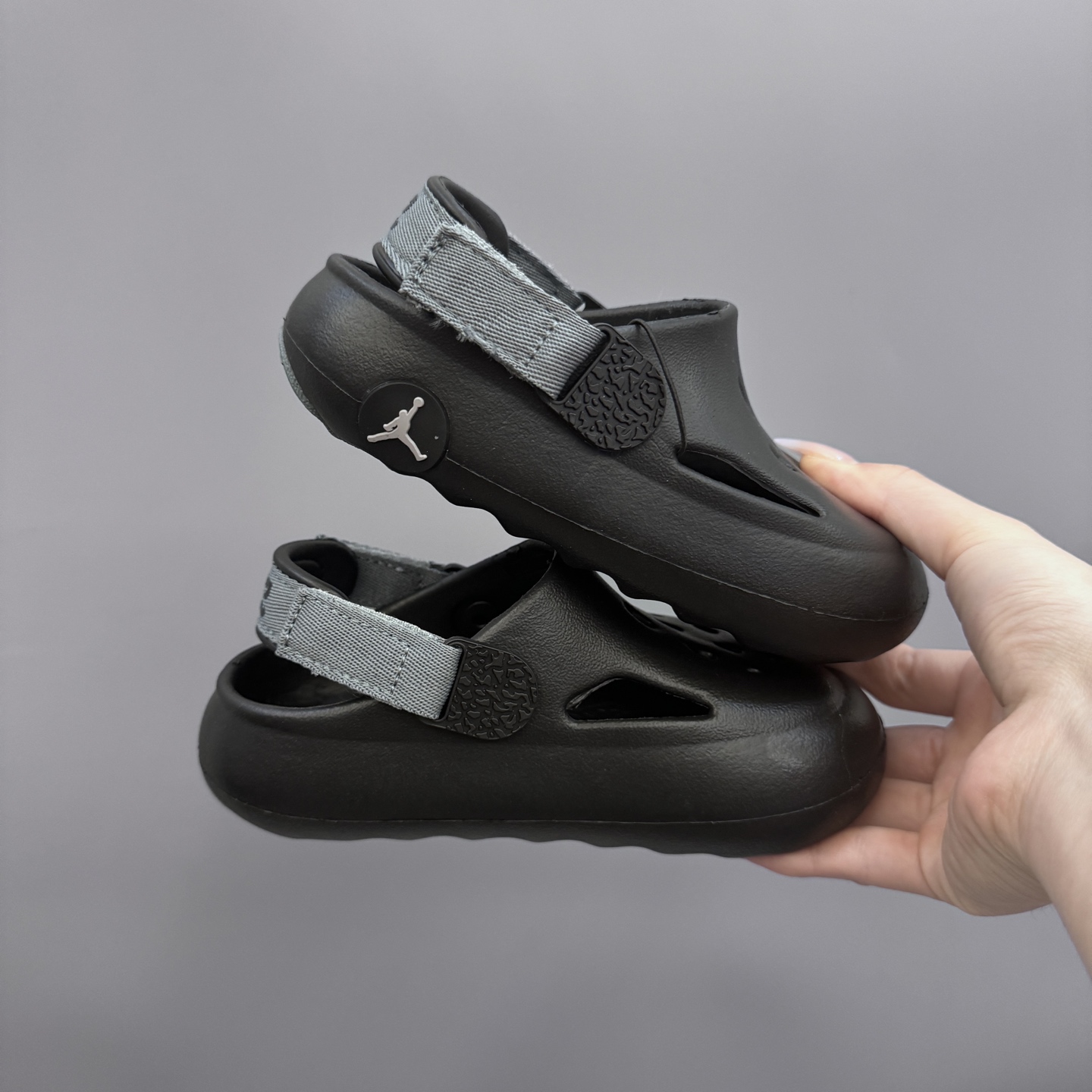 图片[2]-乔丹 Hydrip 儿童洞洞凉鞋22-35 凭借其简单的套穿式设计，为小脚带来无处不在、无所不能的能量。它由一块坚固而有支撑力的泡沫制成，配有弹性鞋跟带和纹理鞋垫，可帮助将小宝贝的脚固定到位。-选品中心