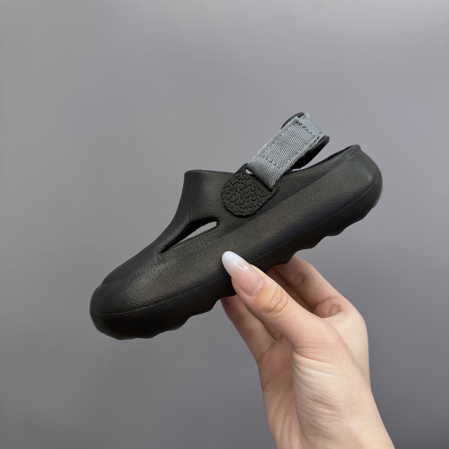 图片[6]-乔丹 Hydrip 儿童洞洞凉鞋22-35 凭借其简单的套穿式设计，为小脚带来无处不在、无所不能的能量。它由一块坚固而有支撑力的泡沫制成，配有弹性鞋跟带和纹理鞋垫，可帮助将小宝贝的脚固定到位。-选品中心