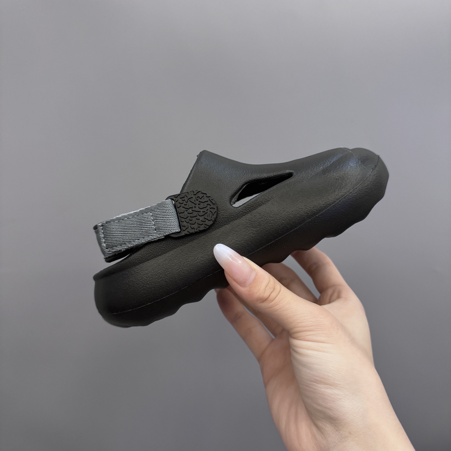 图片[5]-乔丹 Hydrip 儿童洞洞凉鞋22-35 凭借其简单的套穿式设计，为小脚带来无处不在、无所不能的能量。它由一块坚固而有支撑力的泡沫制成，配有弹性鞋跟带和纹理鞋垫，可帮助将小宝贝的脚固定到位。-选品中心