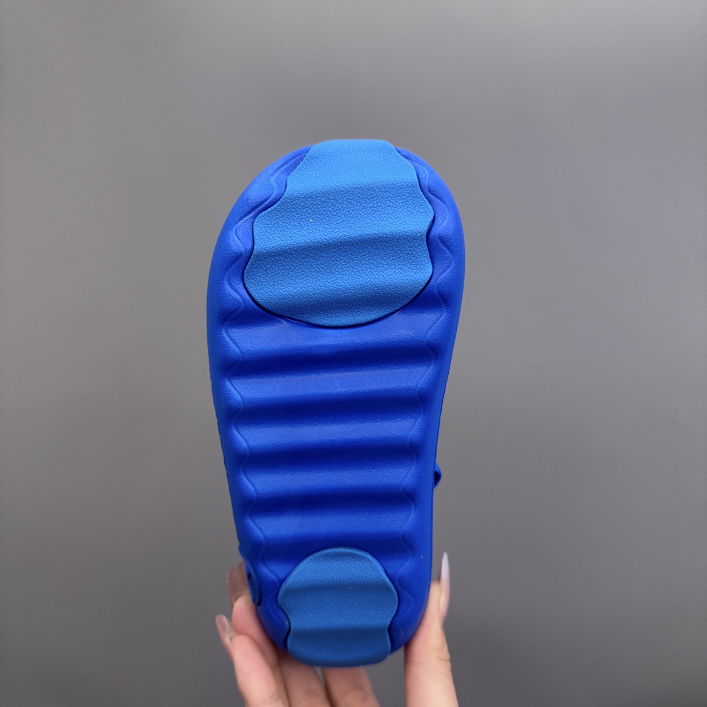 图片[9]-乔丹 Hydrip 儿童洞洞凉鞋22-35 凭借其简单的套穿式设计，为小脚带来无处不在、无所不能的能量。它由一块坚固而有支撑力的泡沫制成，配有弹性鞋跟带和纹理鞋垫，可帮助将小宝贝的脚固定到位。-选品中心