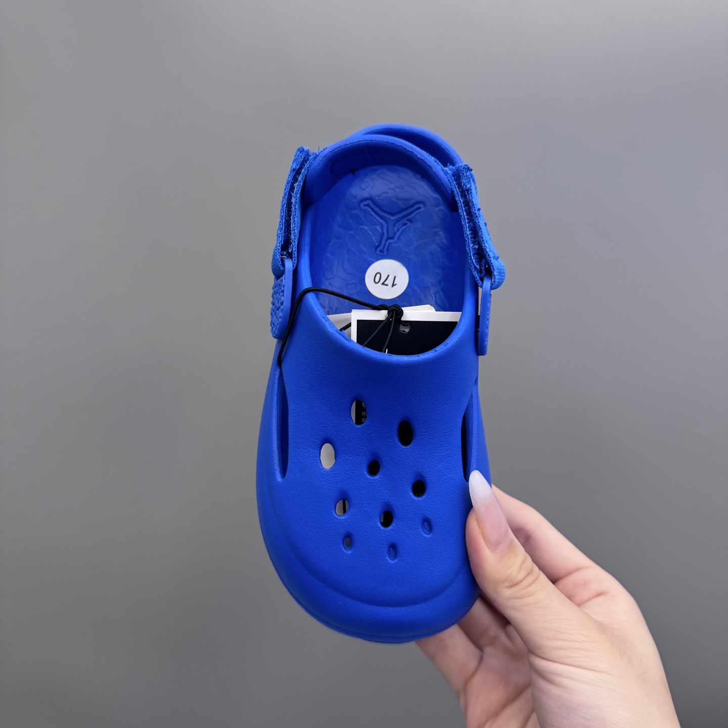 图片[7]-乔丹 Hydrip 儿童洞洞凉鞋22-35 凭借其简单的套穿式设计，为小脚带来无处不在、无所不能的能量。它由一块坚固而有支撑力的泡沫制成，配有弹性鞋跟带和纹理鞋垫，可帮助将小宝贝的脚固定到位。-选品中心