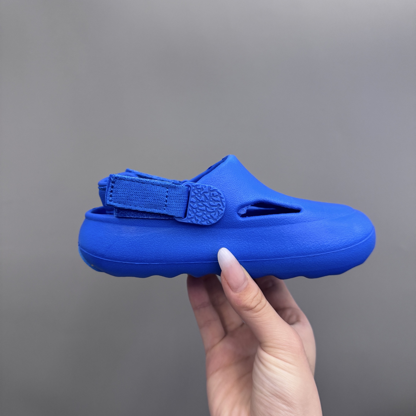 图片[4]-乔丹 Hydrip 儿童洞洞凉鞋22-35 凭借其简单的套穿式设计，为小脚带来无处不在、无所不能的能量。它由一块坚固而有支撑力的泡沫制成，配有弹性鞋跟带和纹理鞋垫，可帮助将小宝贝的脚固定到位。-选品中心