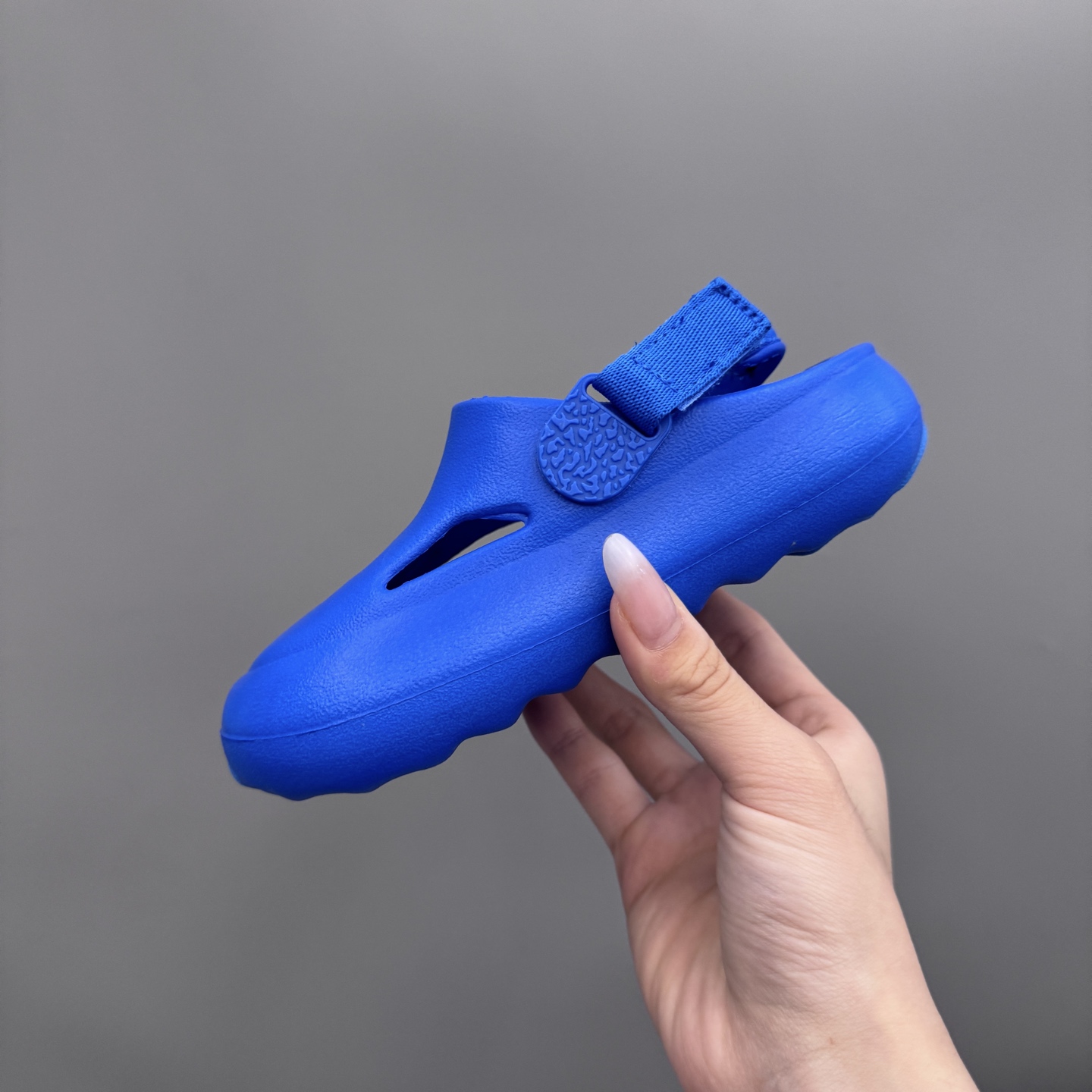 图片[6]-乔丹 Hydrip 儿童洞洞凉鞋22-35 凭借其简单的套穿式设计，为小脚带来无处不在、无所不能的能量。它由一块坚固而有支撑力的泡沫制成，配有弹性鞋跟带和纹理鞋垫，可帮助将小宝贝的脚固定到位。-选品中心