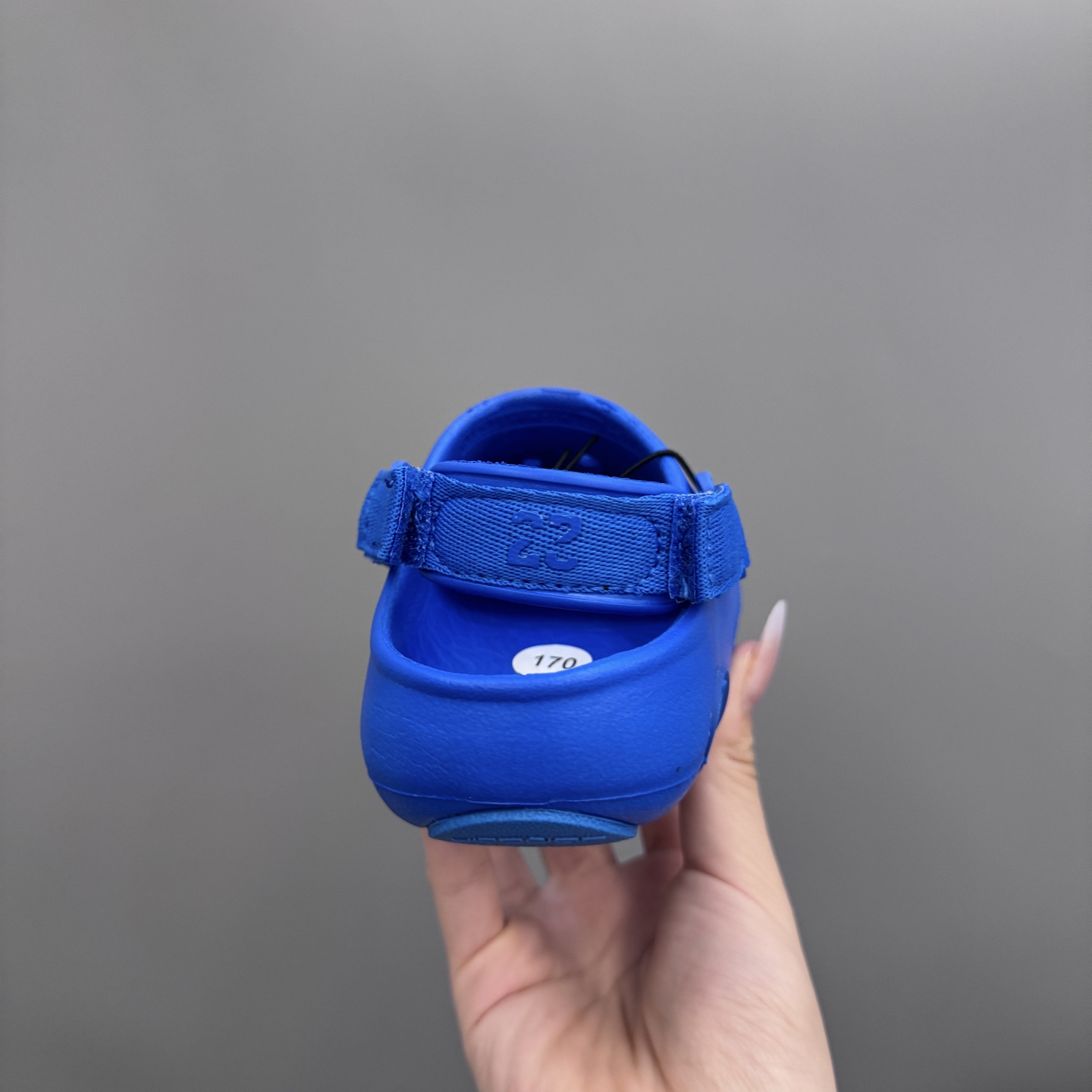 图片[8]-乔丹 Hydrip 儿童洞洞凉鞋22-35 凭借其简单的套穿式设计，为小脚带来无处不在、无所不能的能量。它由一块坚固而有支撑力的泡沫制成，配有弹性鞋跟带和纹理鞋垫，可帮助将小宝贝的脚固定到位。-选品中心