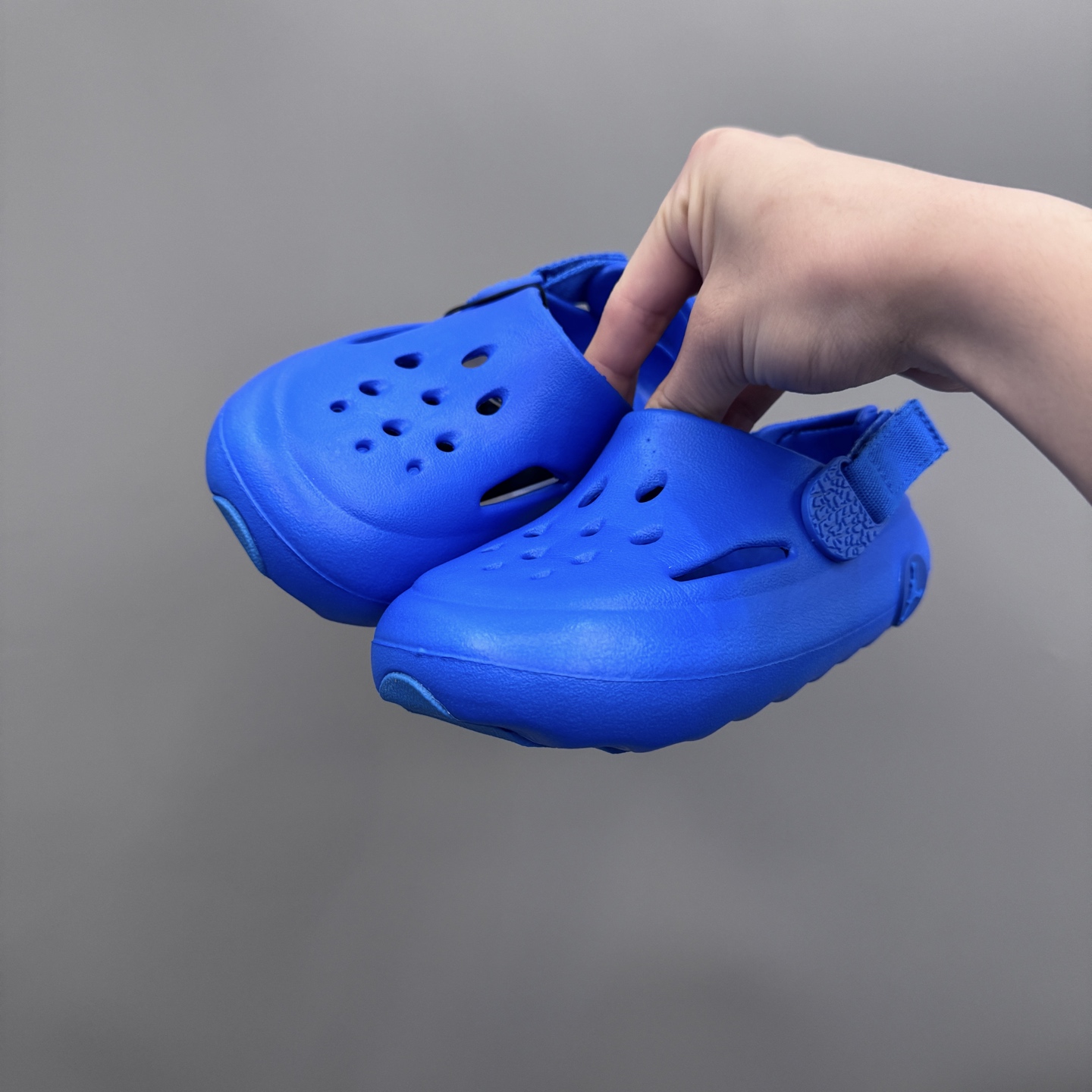 图片[3]-乔丹 Hydrip 儿童洞洞凉鞋22-35 凭借其简单的套穿式设计，为小脚带来无处不在、无所不能的能量。它由一块坚固而有支撑力的泡沫制成，配有弹性鞋跟带和纹理鞋垫，可帮助将小宝贝的脚固定到位。-选品中心