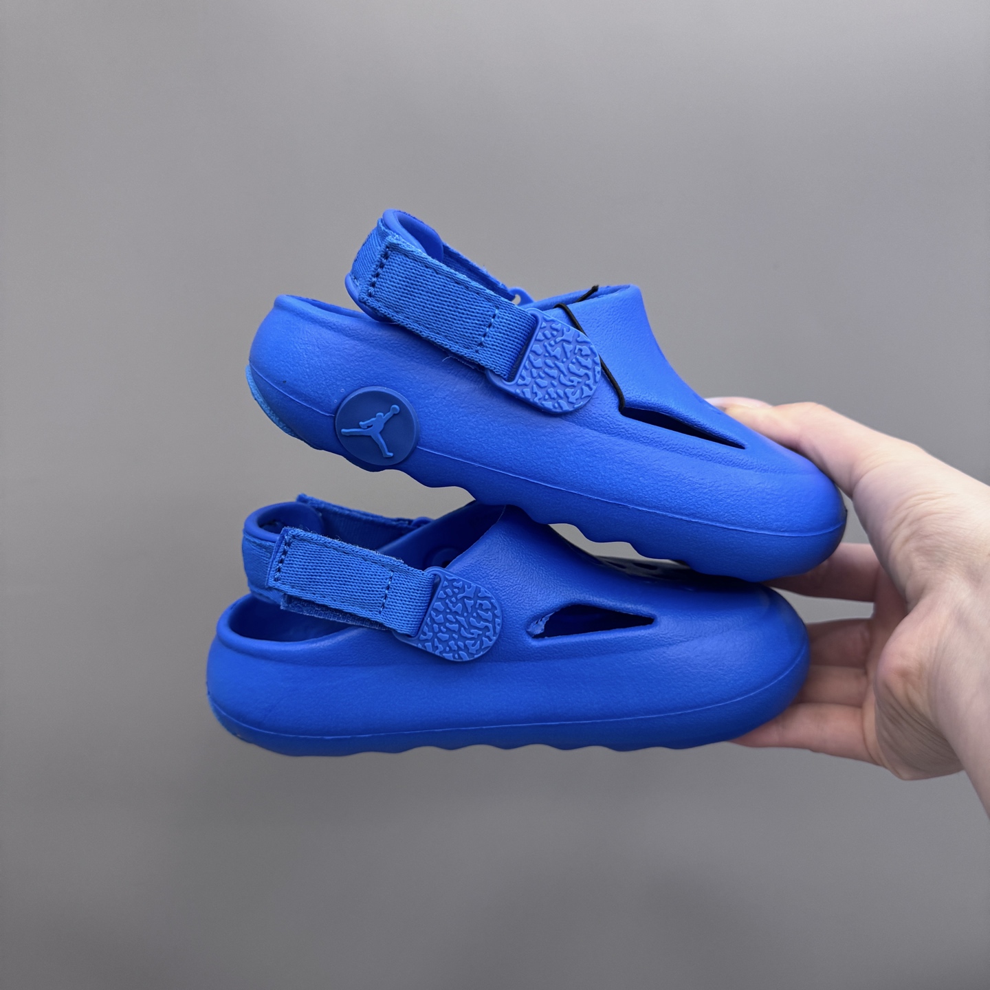 图片[2]-乔丹 Hydrip 儿童洞洞凉鞋22-35 凭借其简单的套穿式设计，为小脚带来无处不在、无所不能的能量。它由一块坚固而有支撑力的泡沫制成，配有弹性鞋跟带和纹理鞋垫，可帮助将小宝贝的脚固定到位。-选品中心