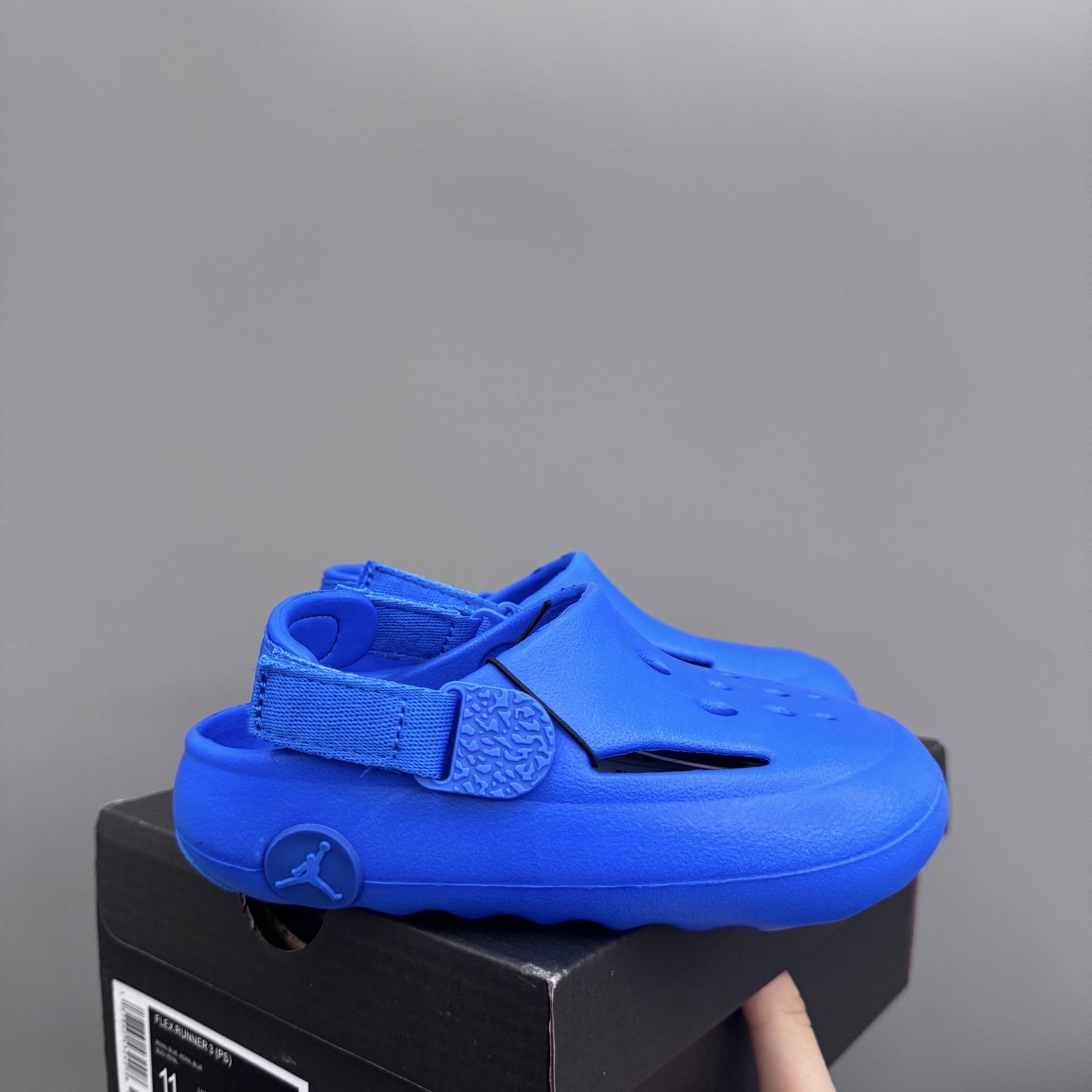 乔丹 Hydrip 儿童洞洞凉鞋22-35 凭借其简单的套穿式设计，为小脚带来无处不在、无所不能的能量。它由一块坚固而有支撑力的泡沫制成，配有弹性鞋跟带和纹理鞋垫，可帮助将小宝贝的脚固定到位。-选品中心