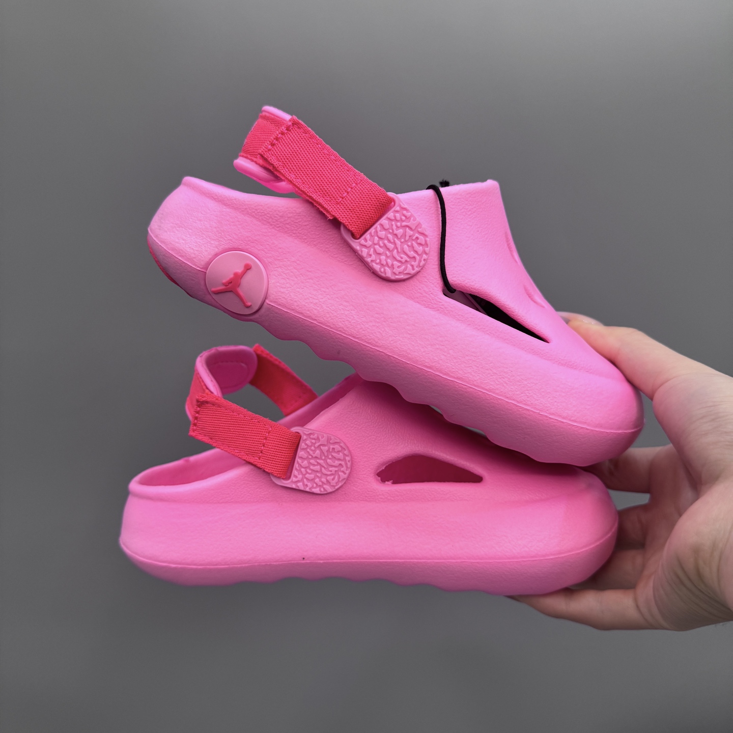 图片[2]-乔丹 Hydrip 儿童洞洞凉鞋22-35 凭借其简单的套穿式设计，为小脚带来无处不在、无所不能的能量。它由一块坚固而有支撑力的泡沫制成，配有弹性鞋跟带和纹理鞋垫，可帮助将小宝贝的脚固定到位。-选品中心