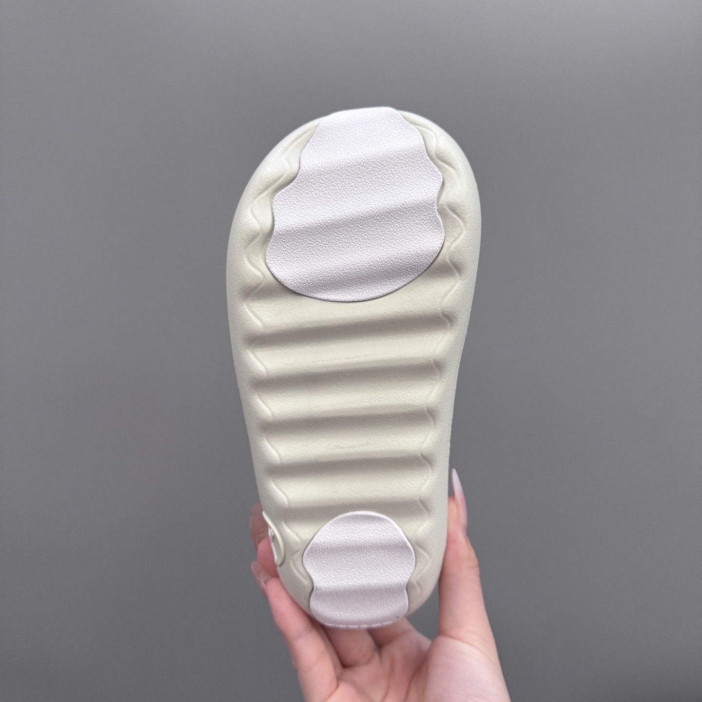 图片[9]-乔丹 Hydrip 儿童洞洞凉鞋22-35 凭借其简单的套穿式设计，为小脚带来无处不在、无所不能的能量。它由一块坚固而有支撑力的泡沫制成，配有弹性鞋跟带和纹理鞋垫，可帮助将小宝贝的脚固定到位。-选品中心