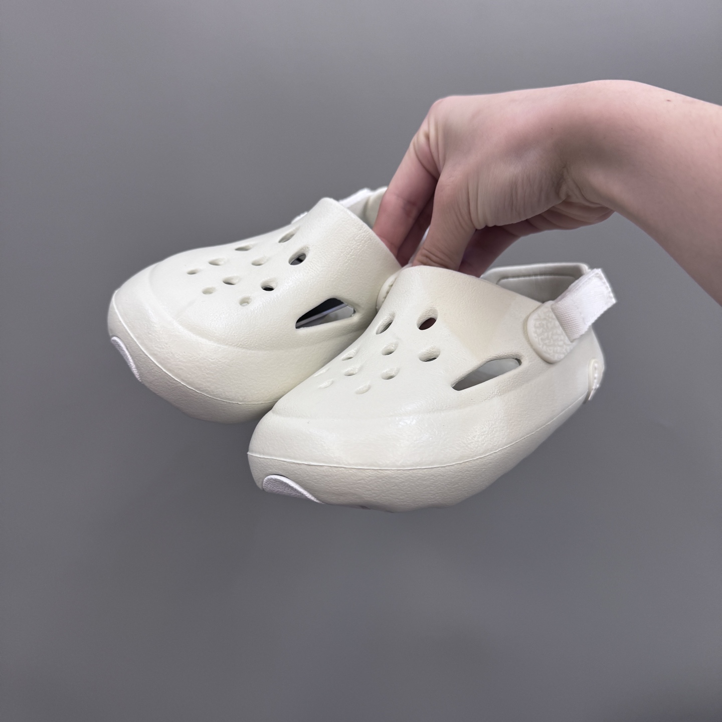 图片[3]-乔丹 Hydrip 儿童洞洞凉鞋22-35 凭借其简单的套穿式设计，为小脚带来无处不在、无所不能的能量。它由一块坚固而有支撑力的泡沫制成，配有弹性鞋跟带和纹理鞋垫，可帮助将小宝贝的脚固定到位。-选品中心