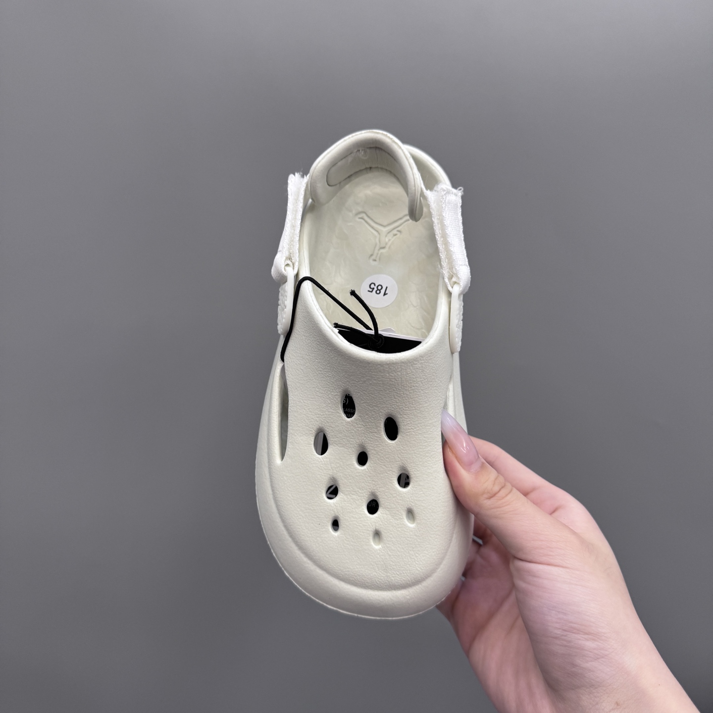 图片[7]-乔丹 Hydrip 儿童洞洞凉鞋22-35 凭借其简单的套穿式设计，为小脚带来无处不在、无所不能的能量。它由一块坚固而有支撑力的泡沫制成，配有弹性鞋跟带和纹理鞋垫，可帮助将小宝贝的脚固定到位。-选品中心