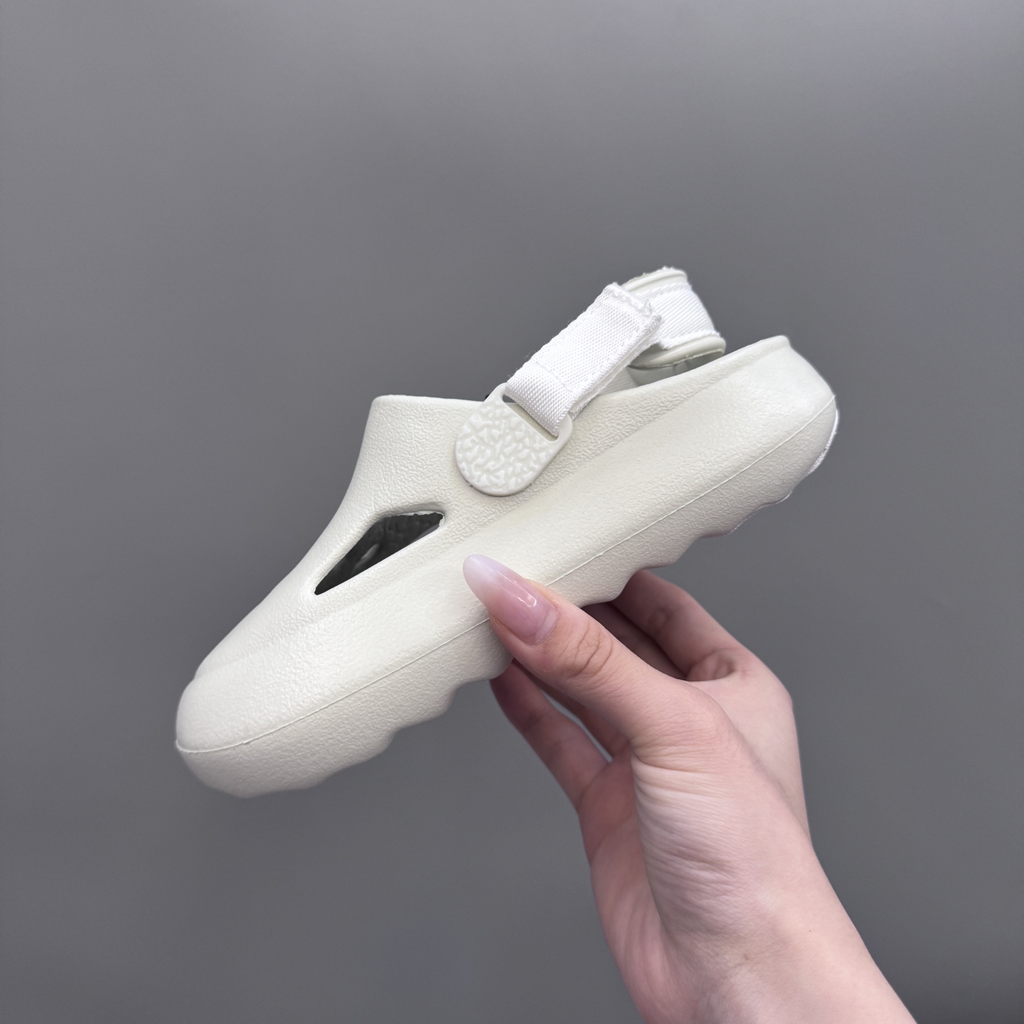 图片[6]-乔丹 Hydrip 儿童洞洞凉鞋22-35 凭借其简单的套穿式设计，为小脚带来无处不在、无所不能的能量。它由一块坚固而有支撑力的泡沫制成，配有弹性鞋跟带和纹理鞋垫，可帮助将小宝贝的脚固定到位。-选品中心