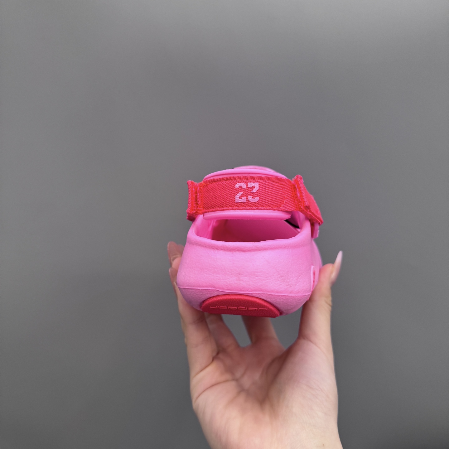 图片[8]-乔丹 Hydrip 儿童洞洞凉鞋22-35 凭借其简单的套穿式设计，为小脚带来无处不在、无所不能的能量。它由一块坚固而有支撑力的泡沫制成，配有弹性鞋跟带和纹理鞋垫，可帮助将小宝贝的脚固定到位。-选品中心