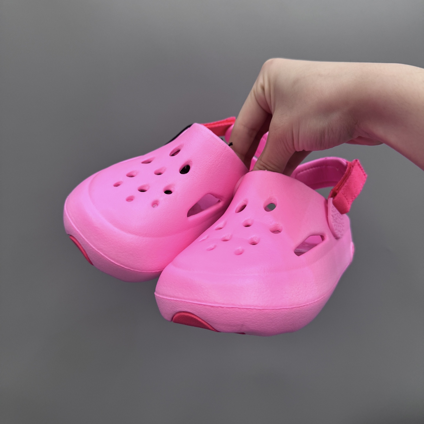 图片[3]-乔丹 Hydrip 儿童洞洞凉鞋22-35 凭借其简单的套穿式设计，为小脚带来无处不在、无所不能的能量。它由一块坚固而有支撑力的泡沫制成，配有弹性鞋跟带和纹理鞋垫，可帮助将小宝贝的脚固定到位。-选品中心