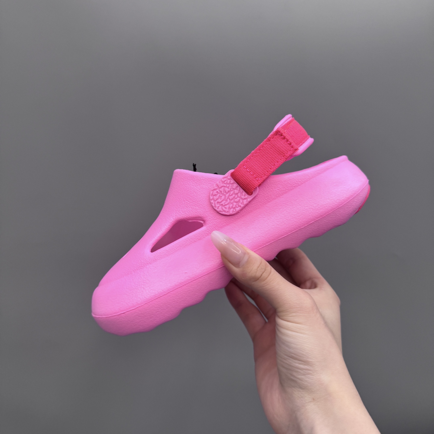 图片[6]-乔丹 Hydrip 儿童洞洞凉鞋22-35 凭借其简单的套穿式设计，为小脚带来无处不在、无所不能的能量。它由一块坚固而有支撑力的泡沫制成，配有弹性鞋跟带和纹理鞋垫，可帮助将小宝贝的脚固定到位。-选品中心