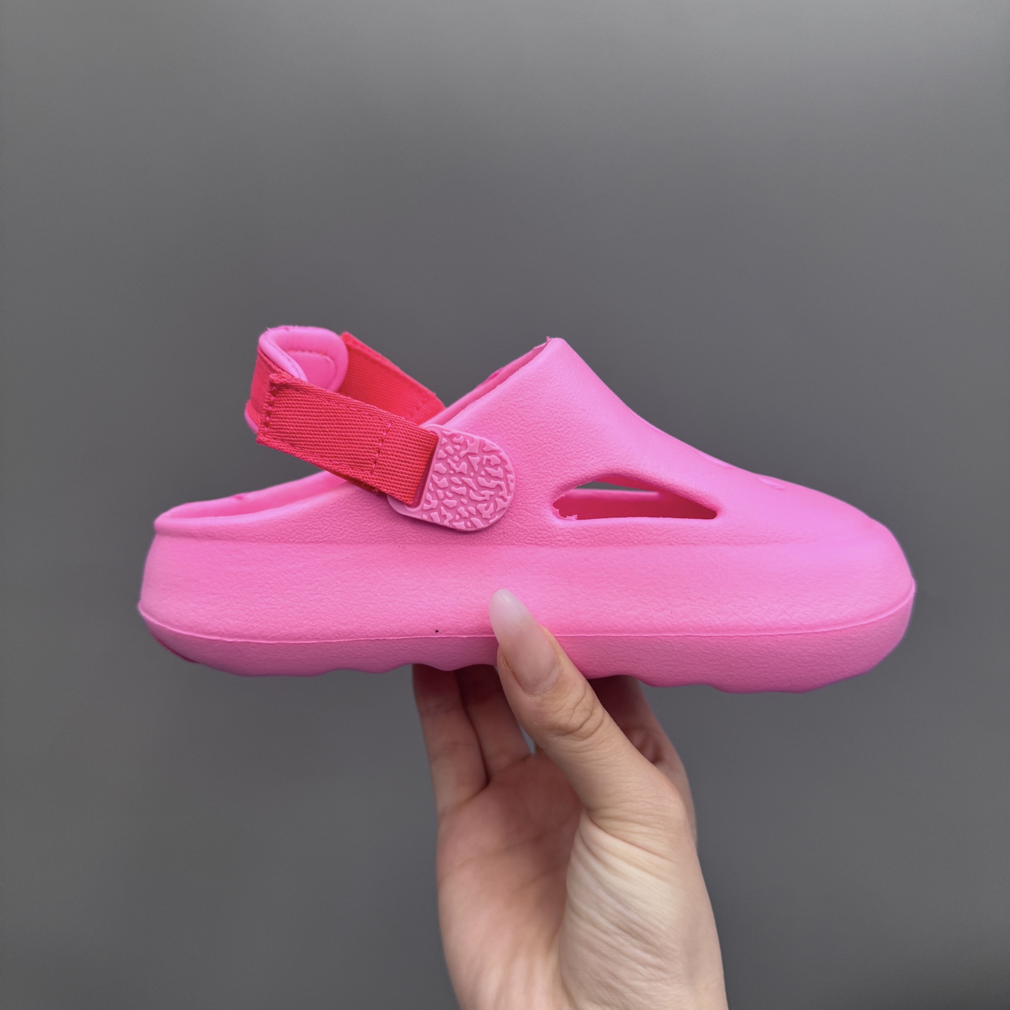 图片[4]-乔丹 Hydrip 儿童洞洞凉鞋22-35 凭借其简单的套穿式设计，为小脚带来无处不在、无所不能的能量。它由一块坚固而有支撑力的泡沫制成，配有弹性鞋跟带和纹理鞋垫，可帮助将小宝贝的脚固定到位。-选品中心