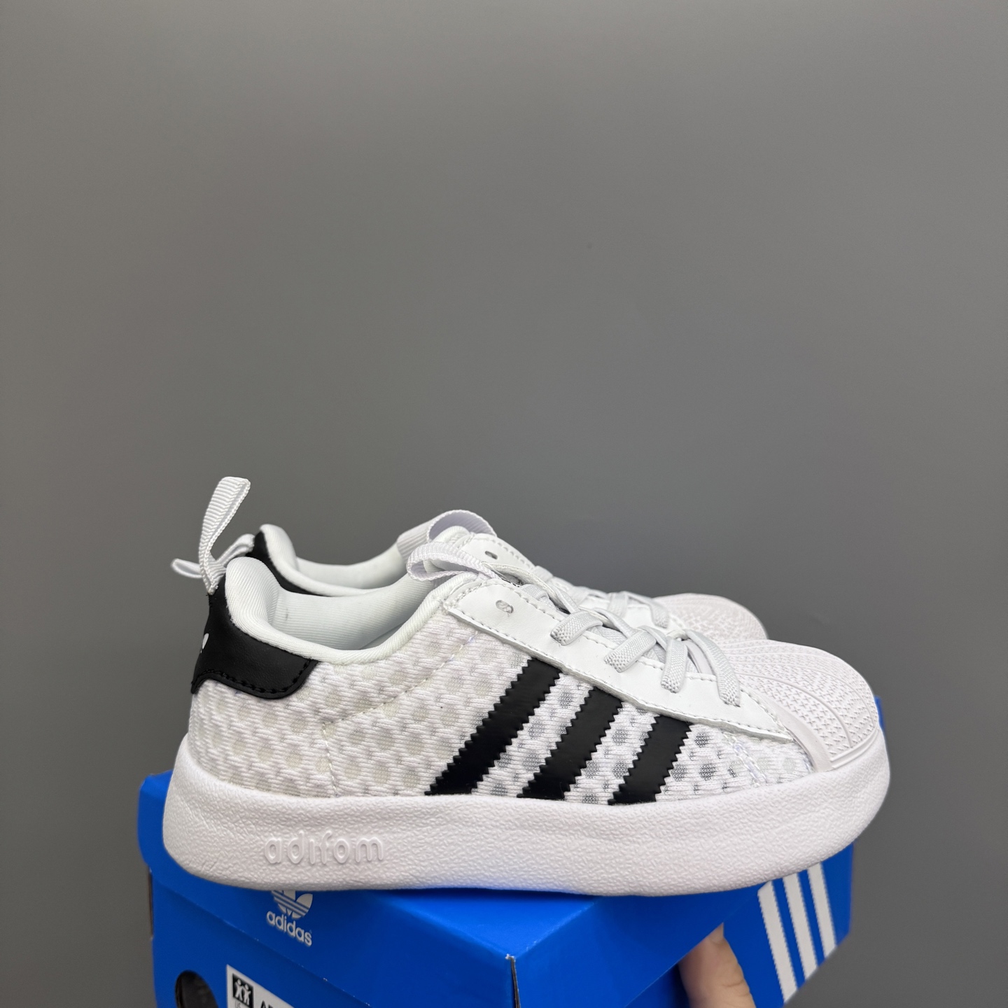 新款贝壳头网面松紧带一脚蹬儿童运动鞋 尺码：22-37码 专柜同步新款🆕 网面透气又舒适☁️ 松紧带设计，贴合脚背✌🏻 超轻EVA大底，脚感不言而喻✔️-选品中心