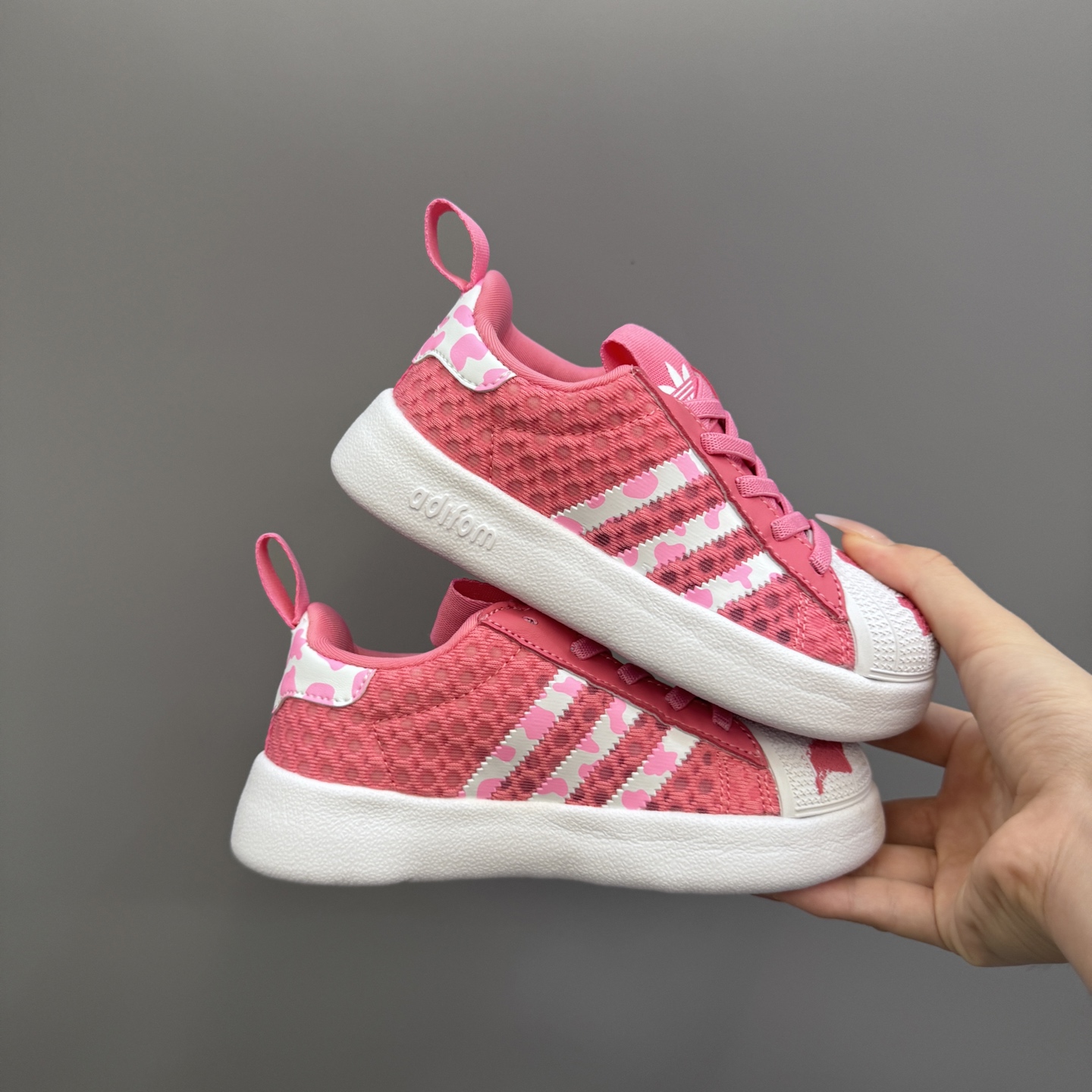 图片[2]-新款贝壳头网面松紧带一脚蹬儿童运动鞋 尺码：22-37码 专柜同步新款🆕 网面透气又舒适☁️ 松紧带设计，贴合脚背✌🏻 超轻EVA大底，脚感不言而喻✔️-选品中心