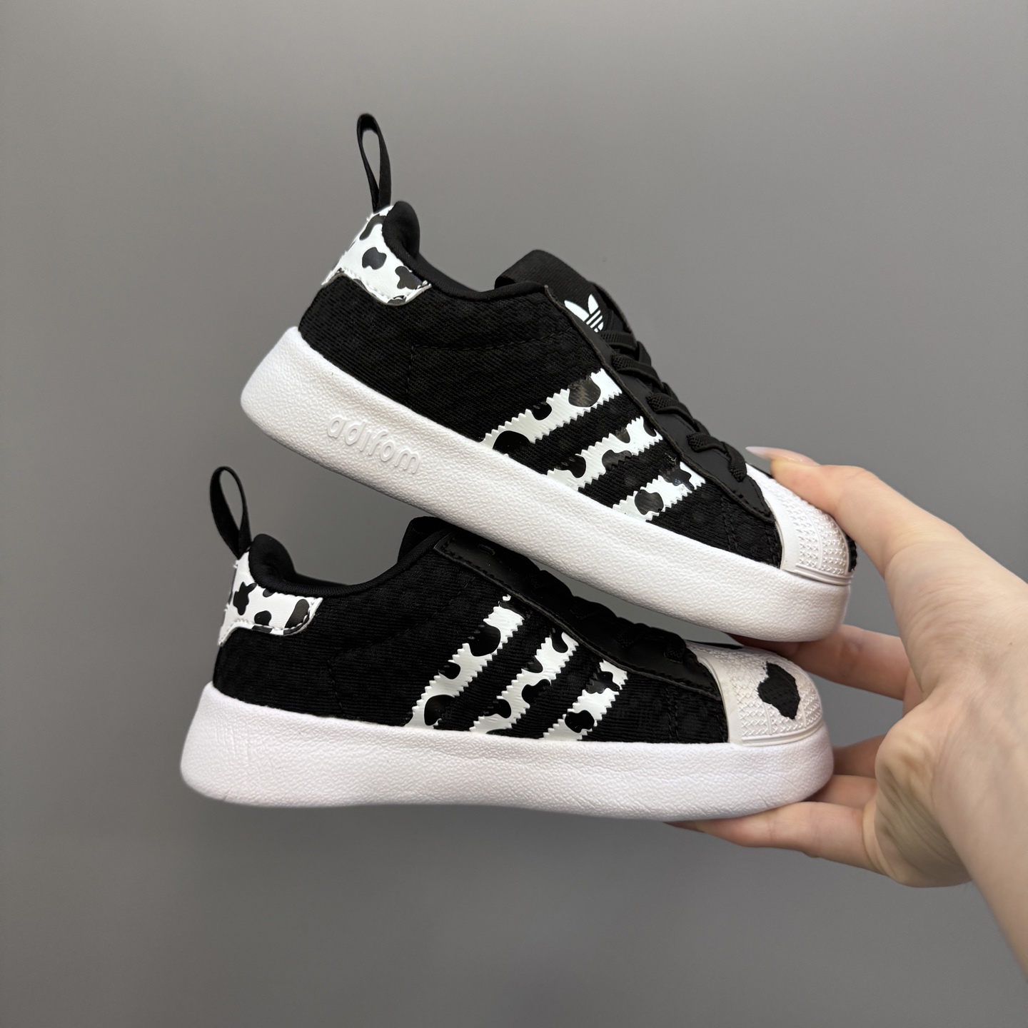 图片[2]-新款贝壳头网面松紧带一脚蹬儿童运动鞋 尺码：22-37码 专柜同步新款🆕 网面透气又舒适☁️ 松紧带设计，贴合脚背✌🏻 超轻EVA大底，脚感不言而喻✔️-选品中心