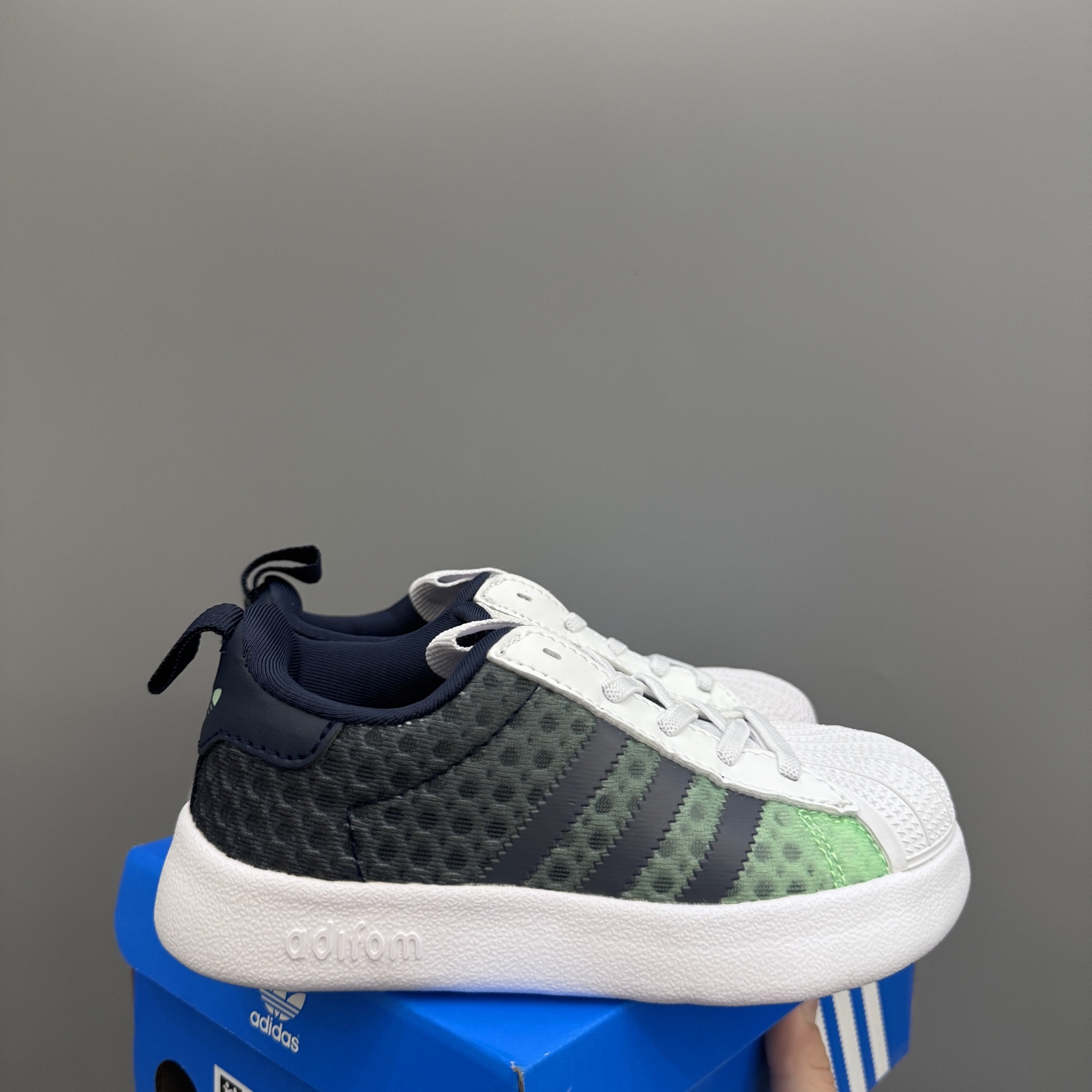 新款贝壳头网面松紧带一脚蹬儿童运动鞋 尺码：22-37码 专柜同步新款🆕 网面透气又舒适☁️ 松紧带设计，贴合脚背✌🏻 超轻EVA大底，脚感不言而喻✔️-选品中心